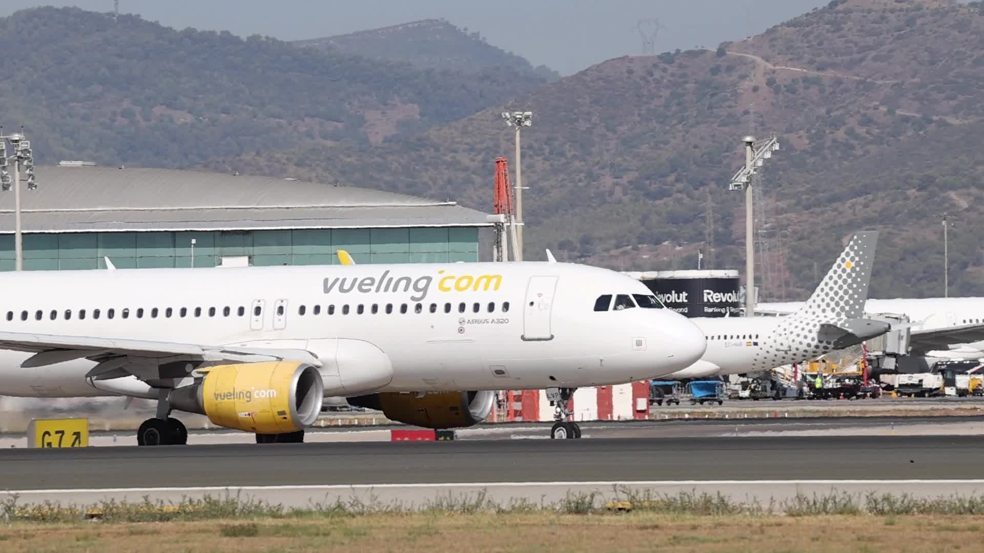 A Vueling Airbus A320 prepares to take off from Barcelona Airport