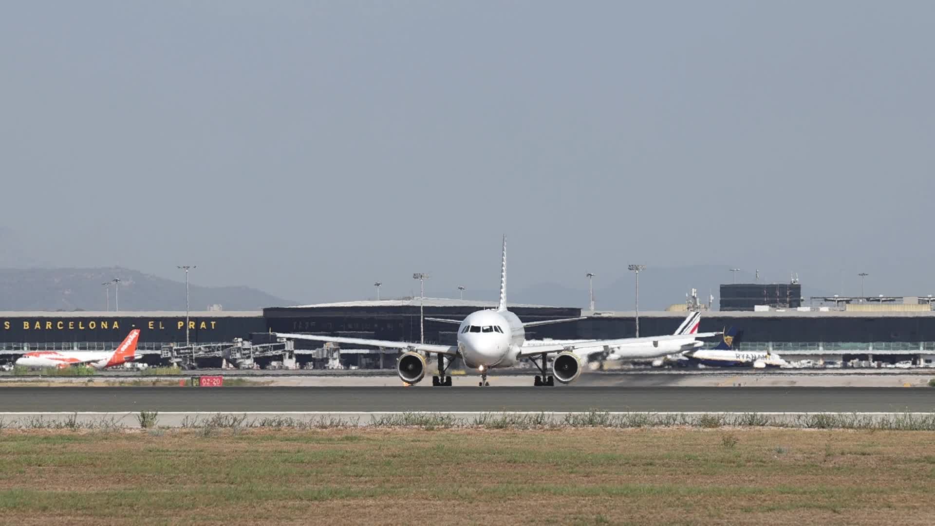 A Vueling Airbus A319 prepares for takeoff from Barcelona Airport
