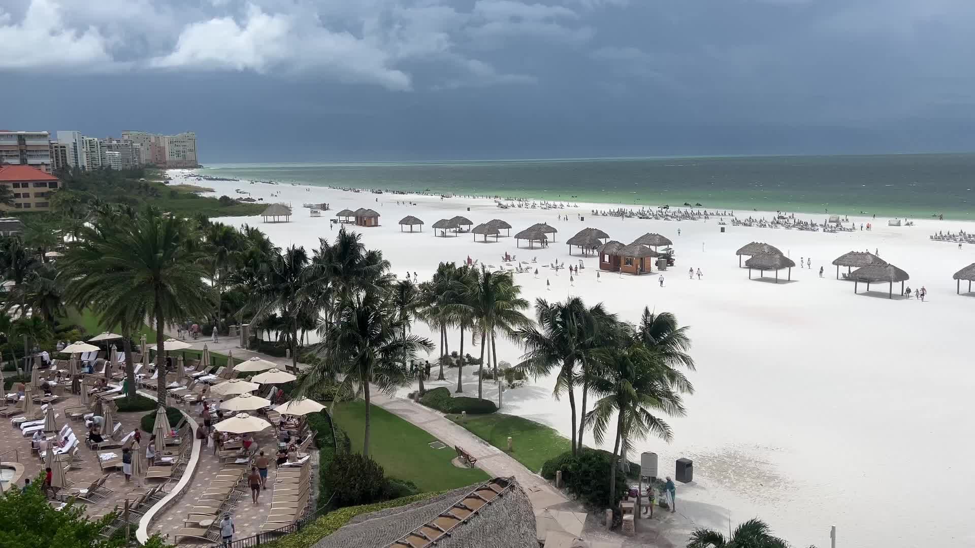 Strong winds before a thunderstorm on Marco Island