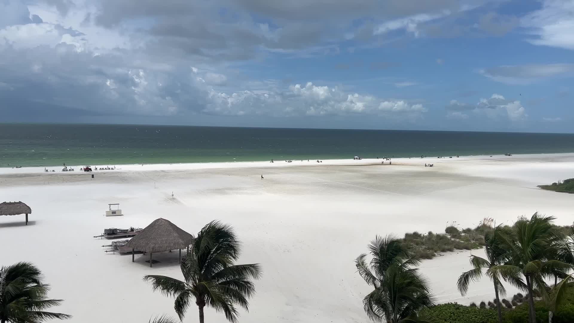 Strong winds before a thunderstorm on Marco Island