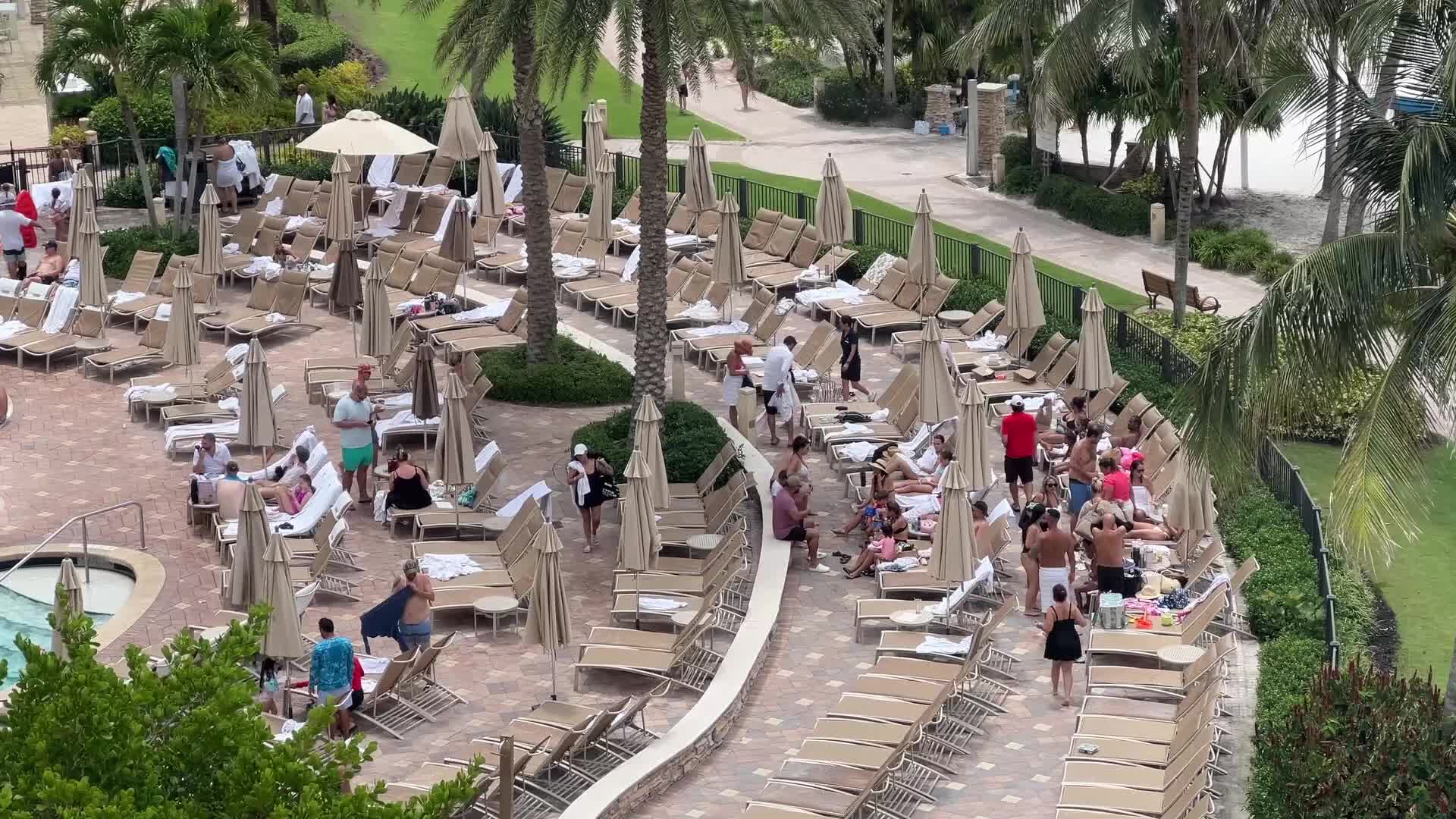 Strong winds before a thunderstorm on Marco Island