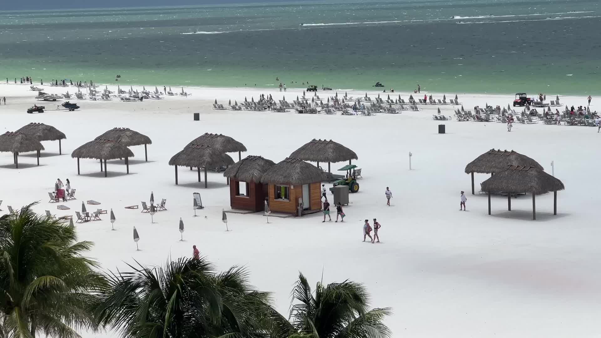 Strong winds before a thunderstorm on Marco Island