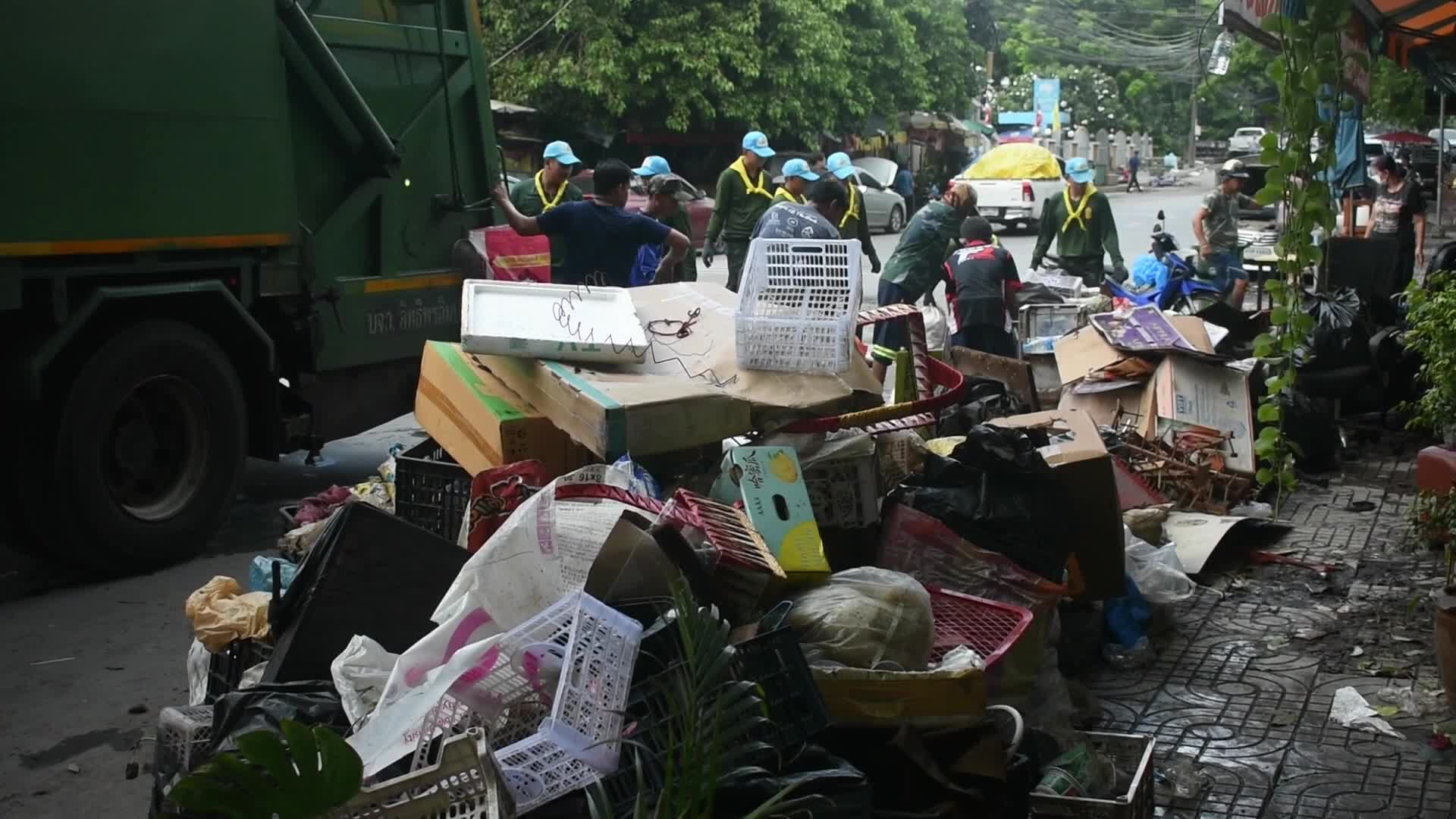 Soldiers and volunteers restore area after effected from heavy floods in Bangkok.