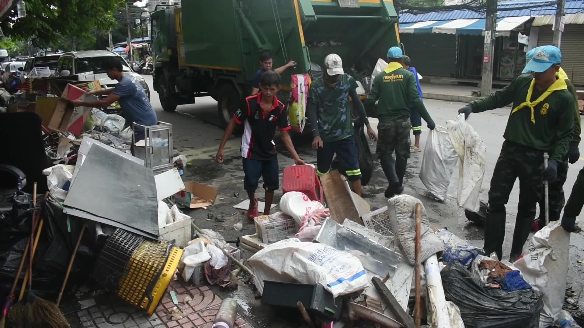 Soldiers and volunteers restore area after effected from heavy floods in Bangkok