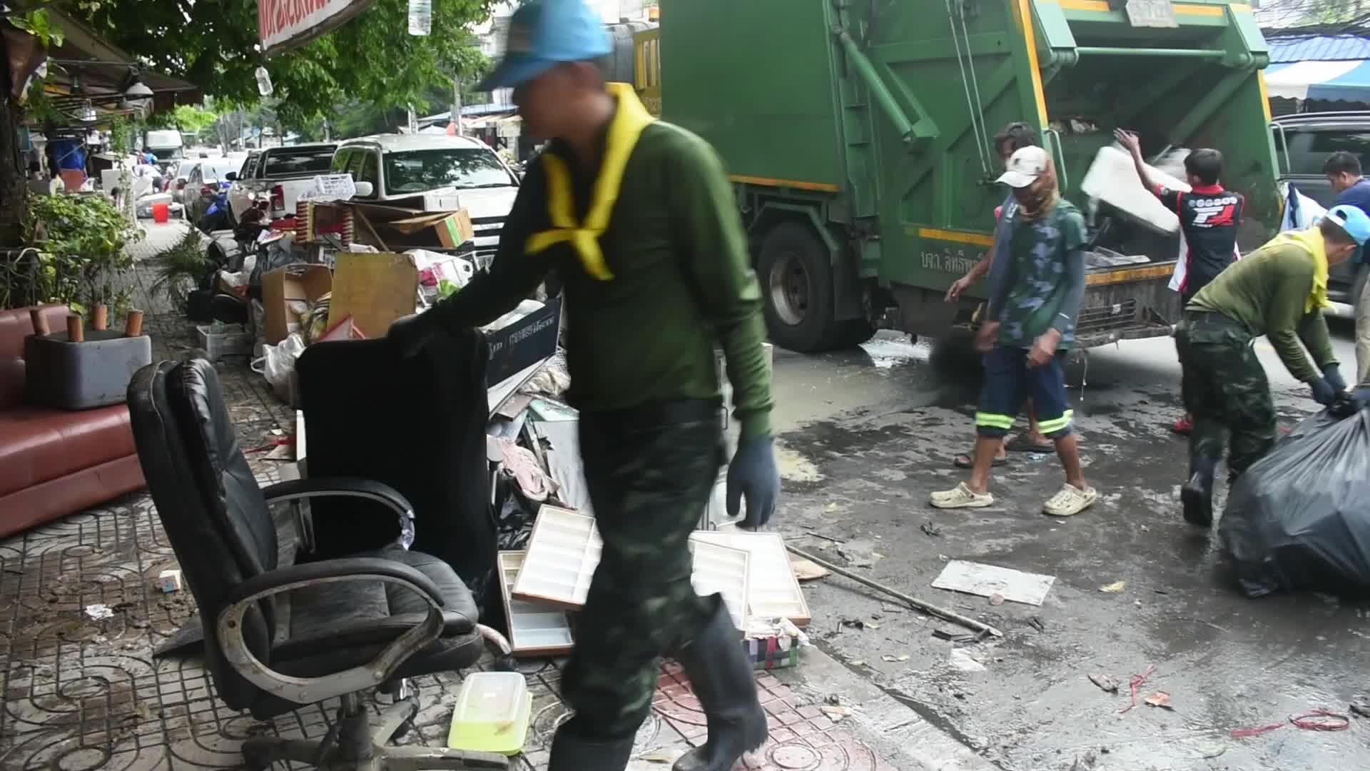 Soldiers and volunteers restore area after effected from heavy floods in Bangkok.