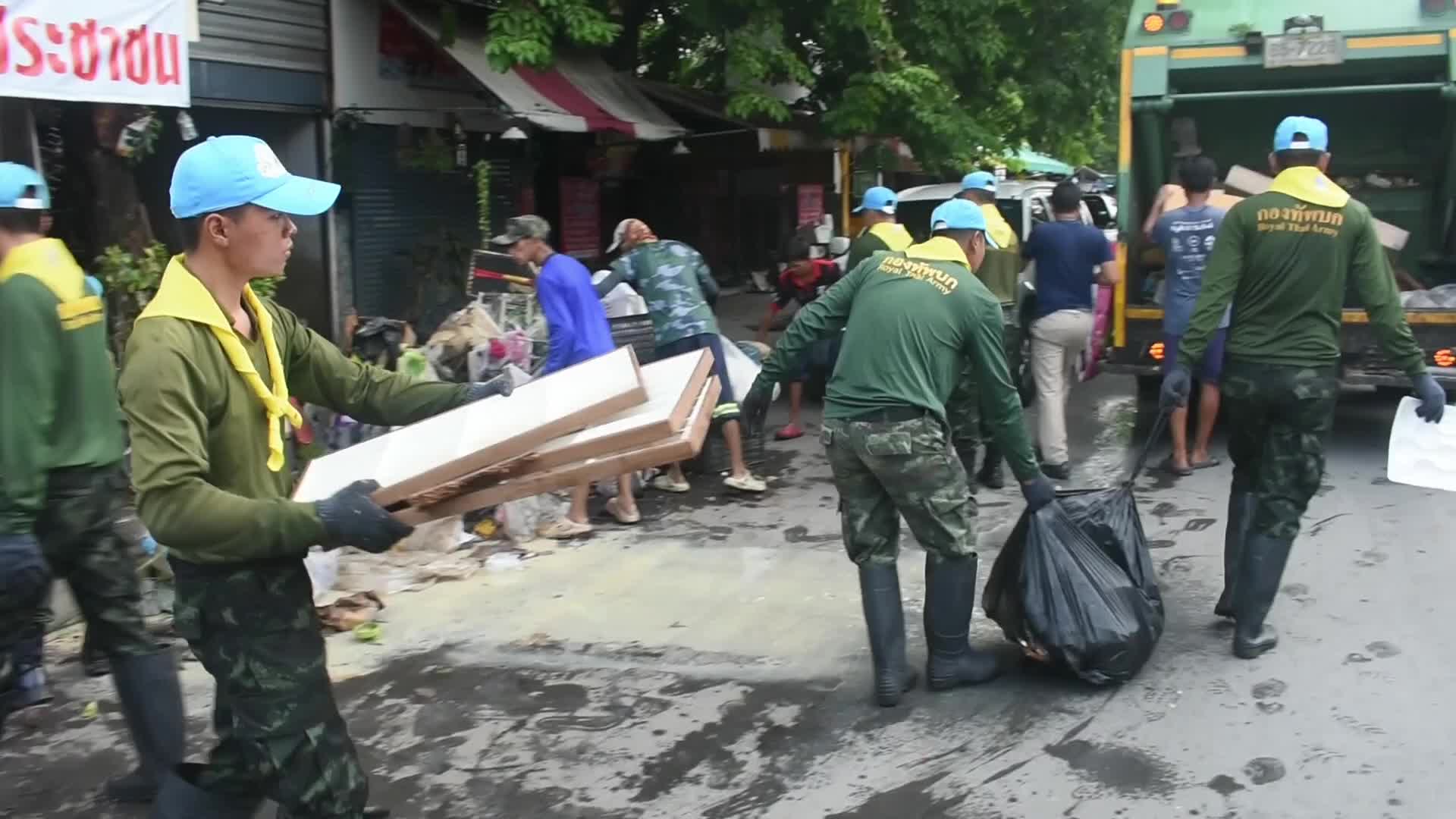 Soldiers and volunteers restore area after effected from heavy floods in Bangkok.