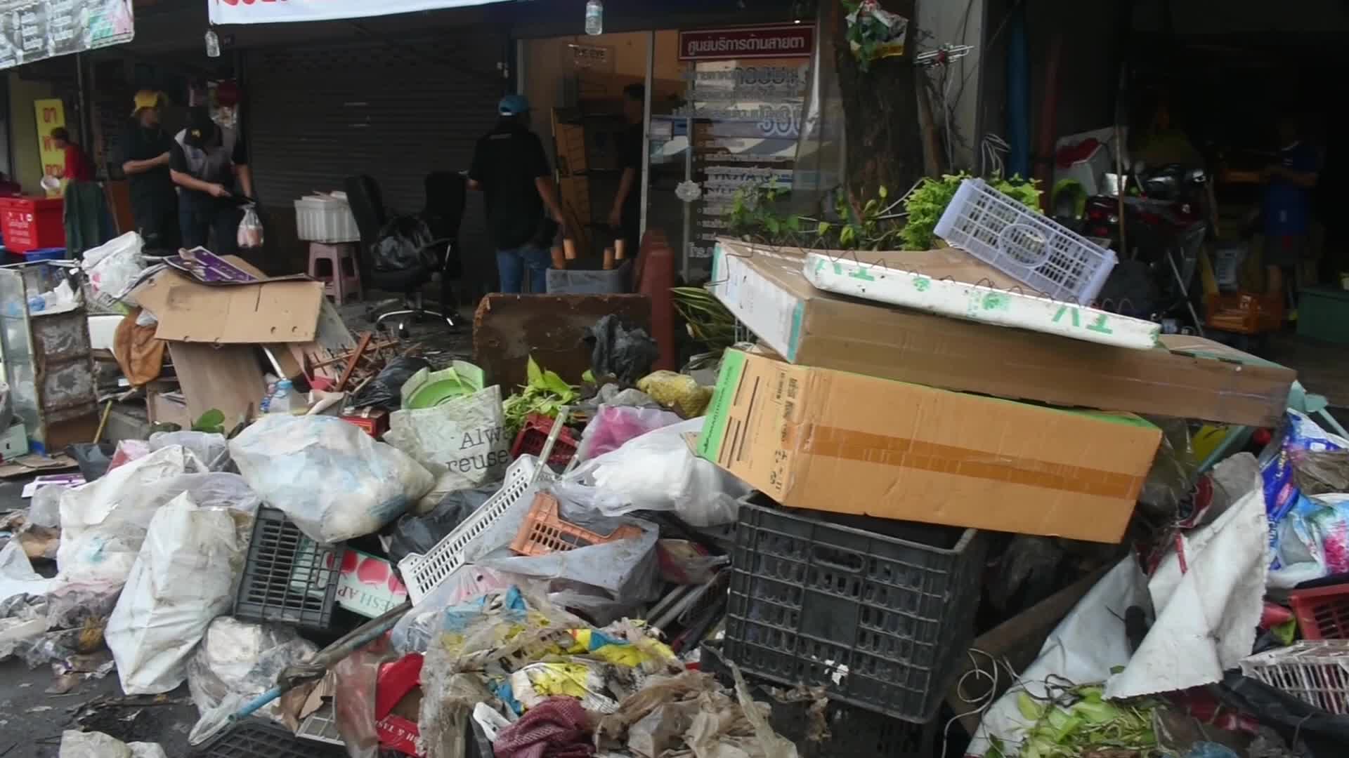 Soldiers and volunteers restore area after effected from heavy floods in Bangkok.