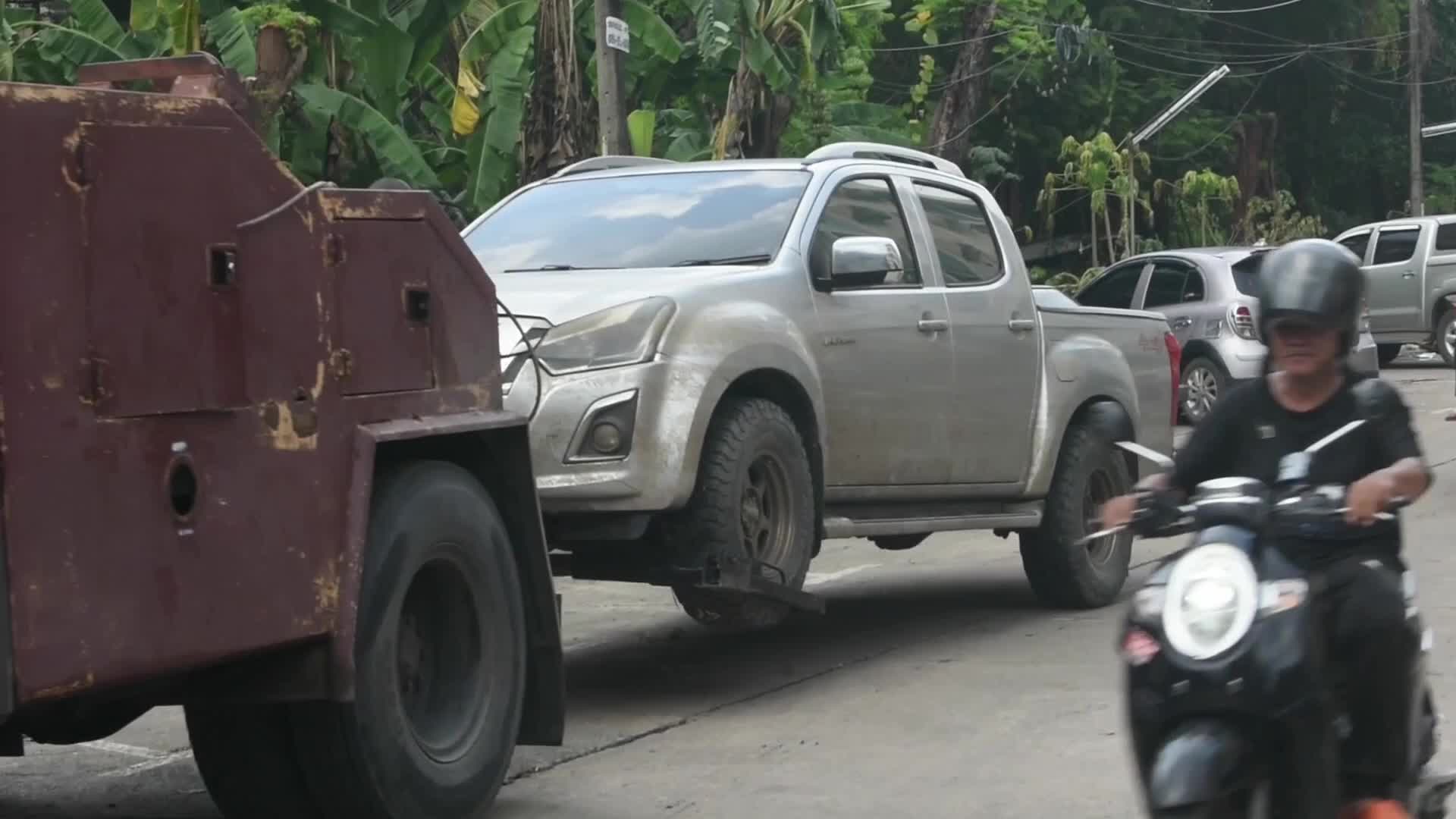Soldiers and volunteers restore area after effected from heavy floods in Bangkok.