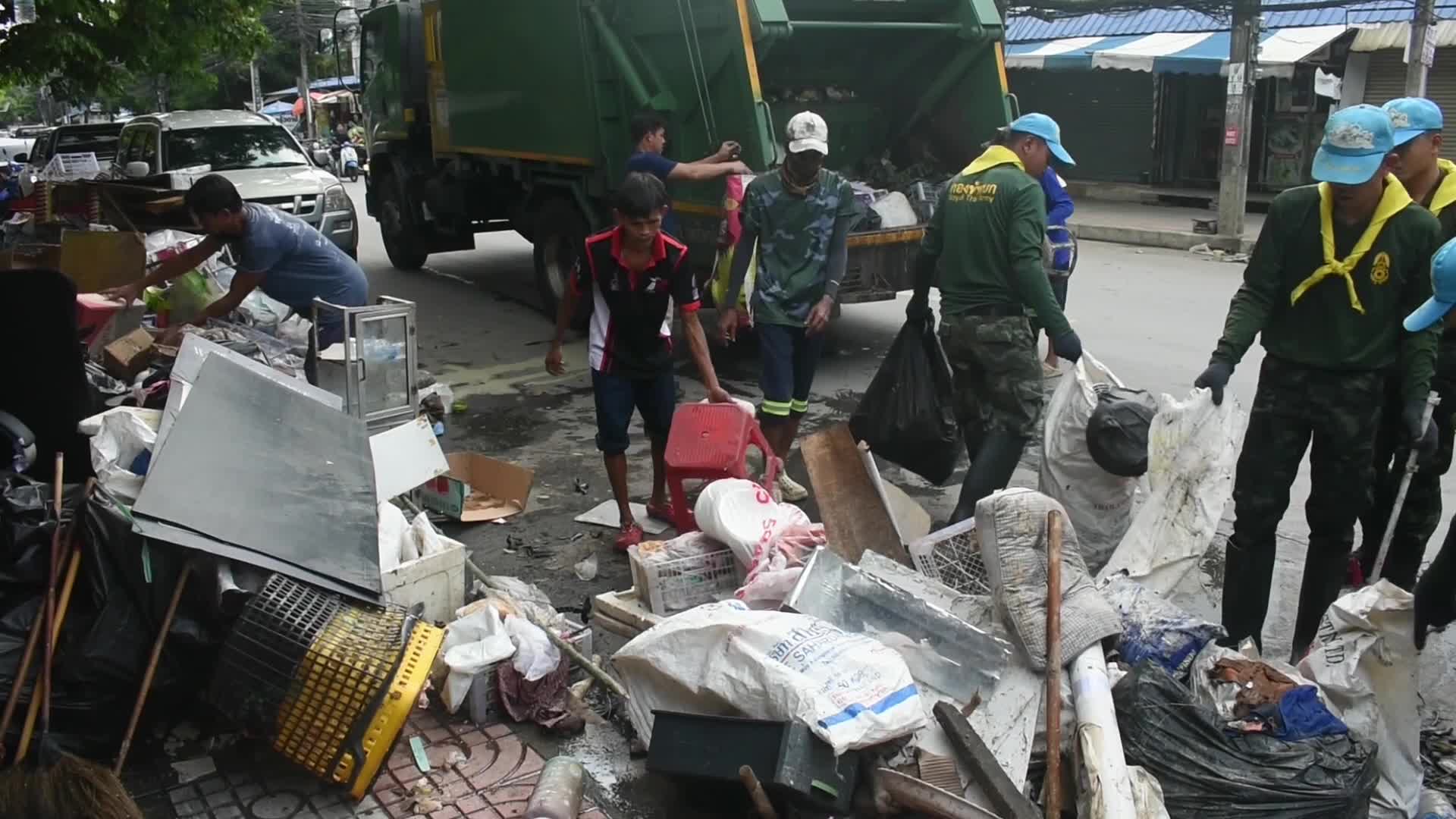 Soldiers and volunteers restore area after effected from heavy floods in Bangkok.
