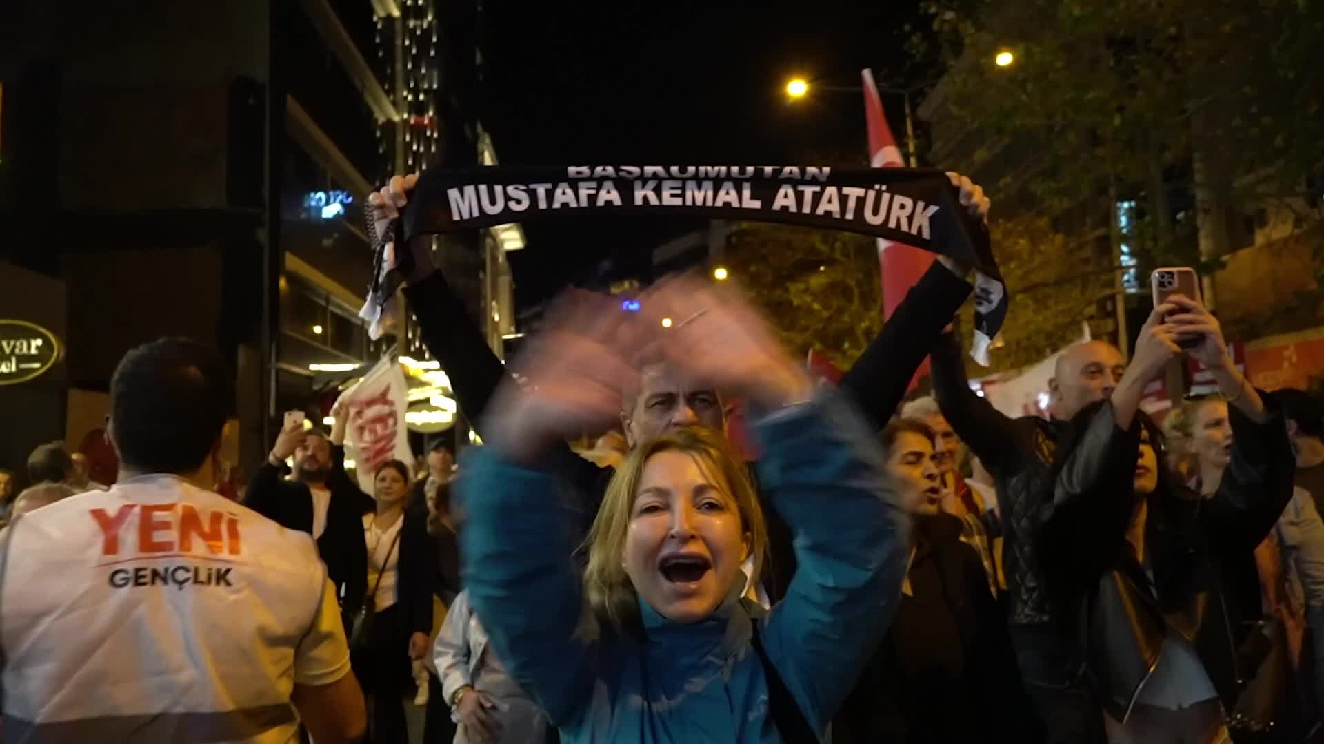 Protests in Izmir after Mayor Cemil Tugay joined AK Party