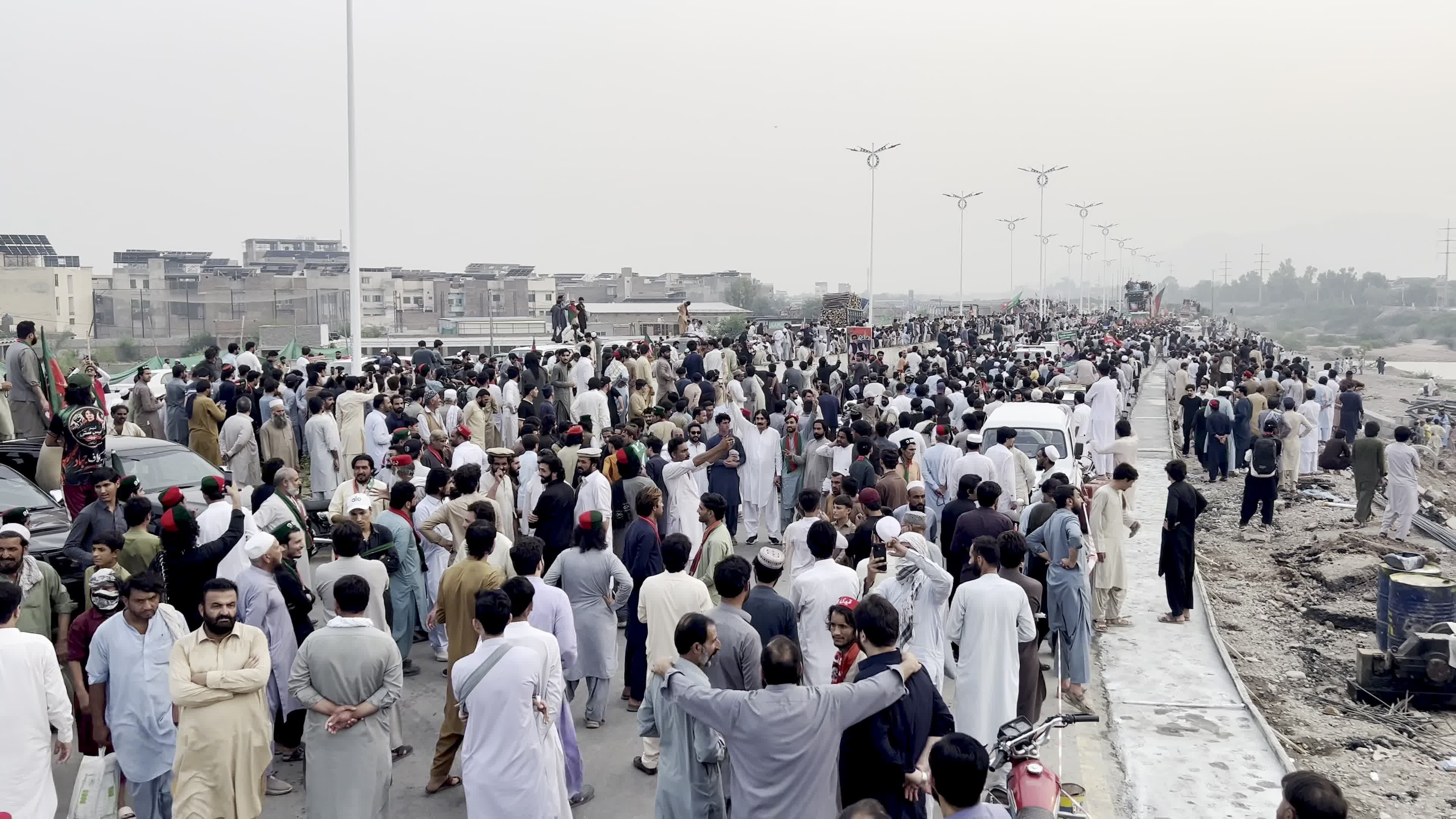 Opposition PTI long march to Islamabad reaches Peshawar