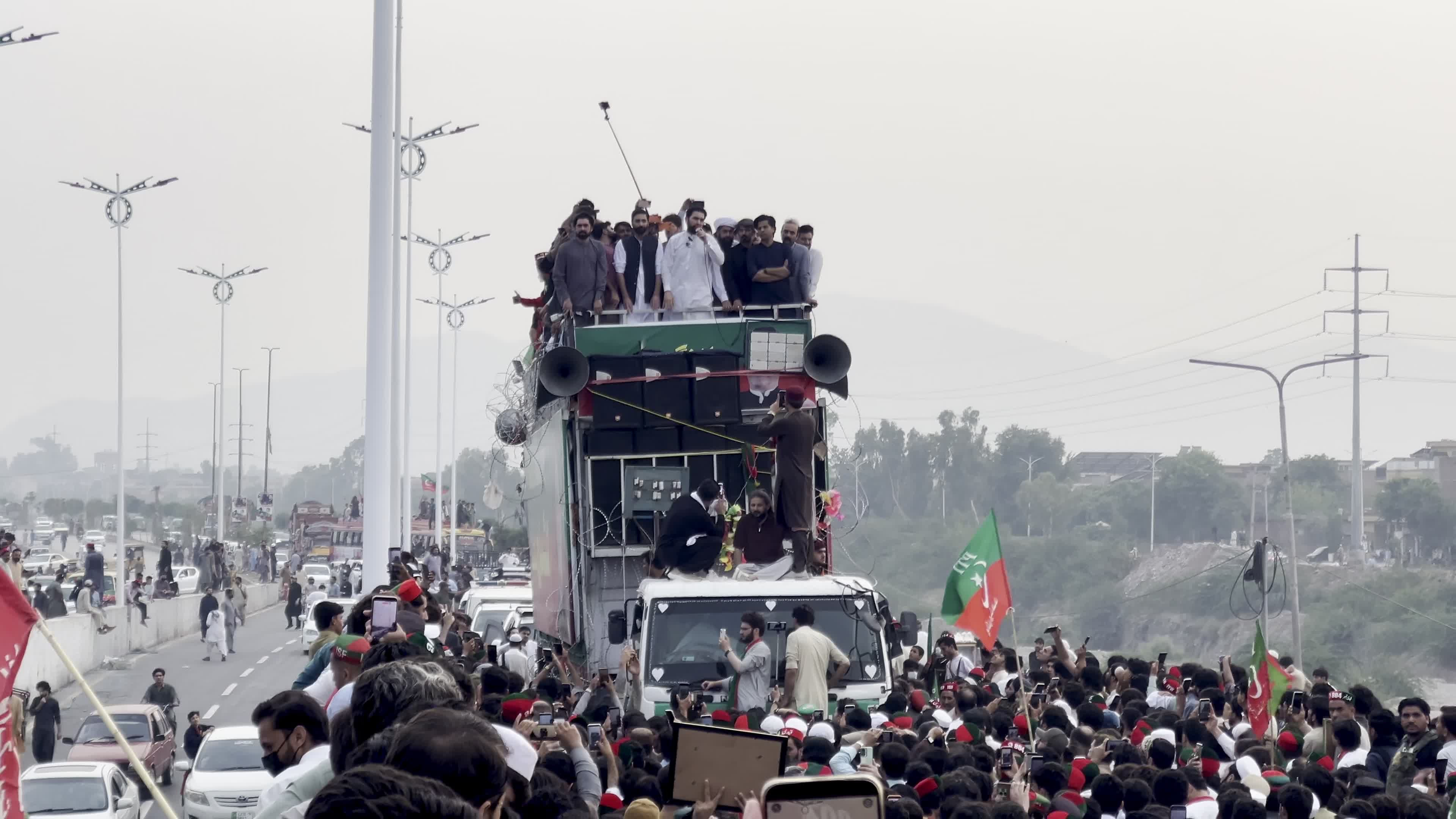 Opposition PTI long march to Islamabad reaches Peshawar