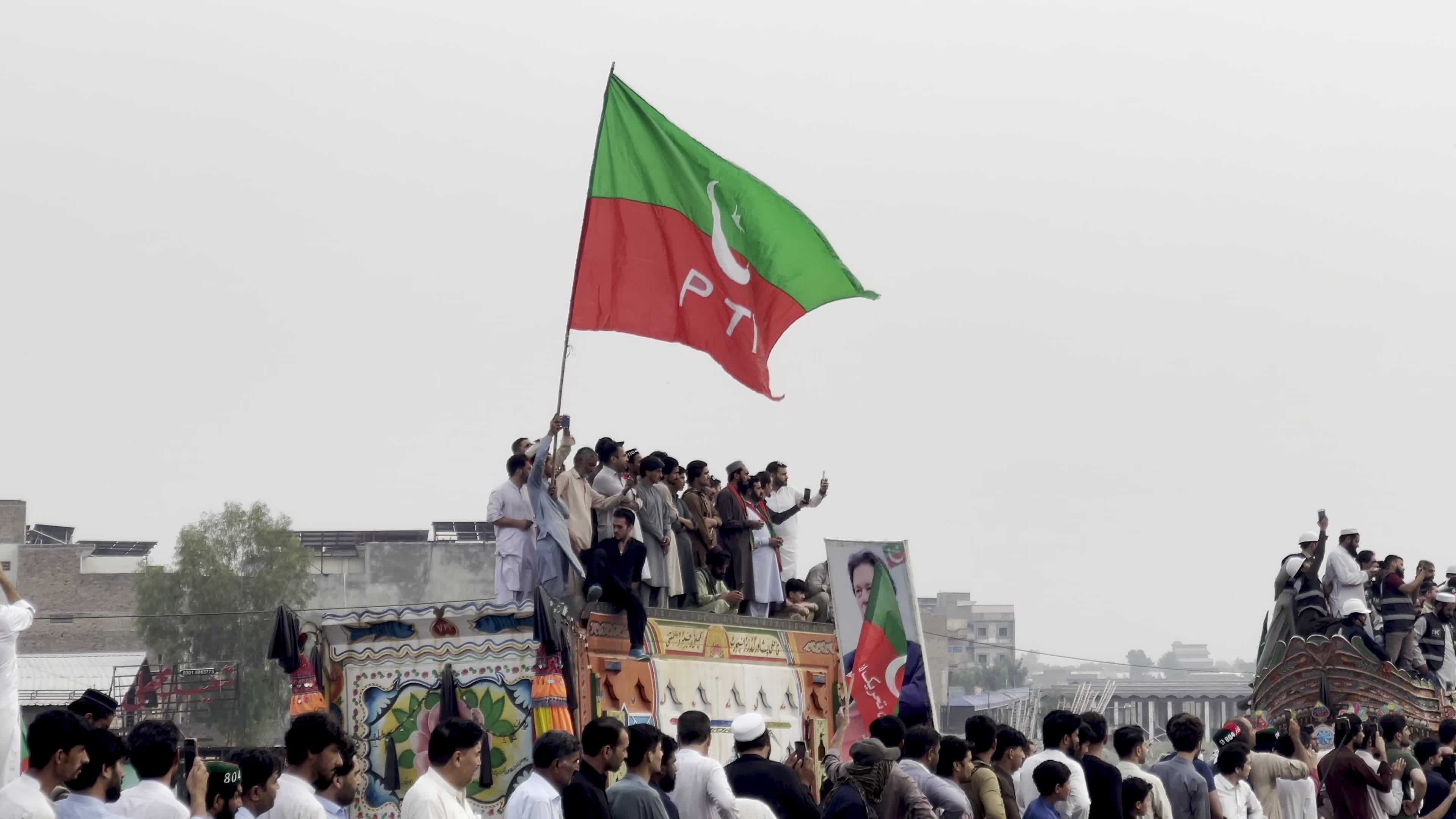 Opposition PTI long march to Islamabad reaches Peshawar