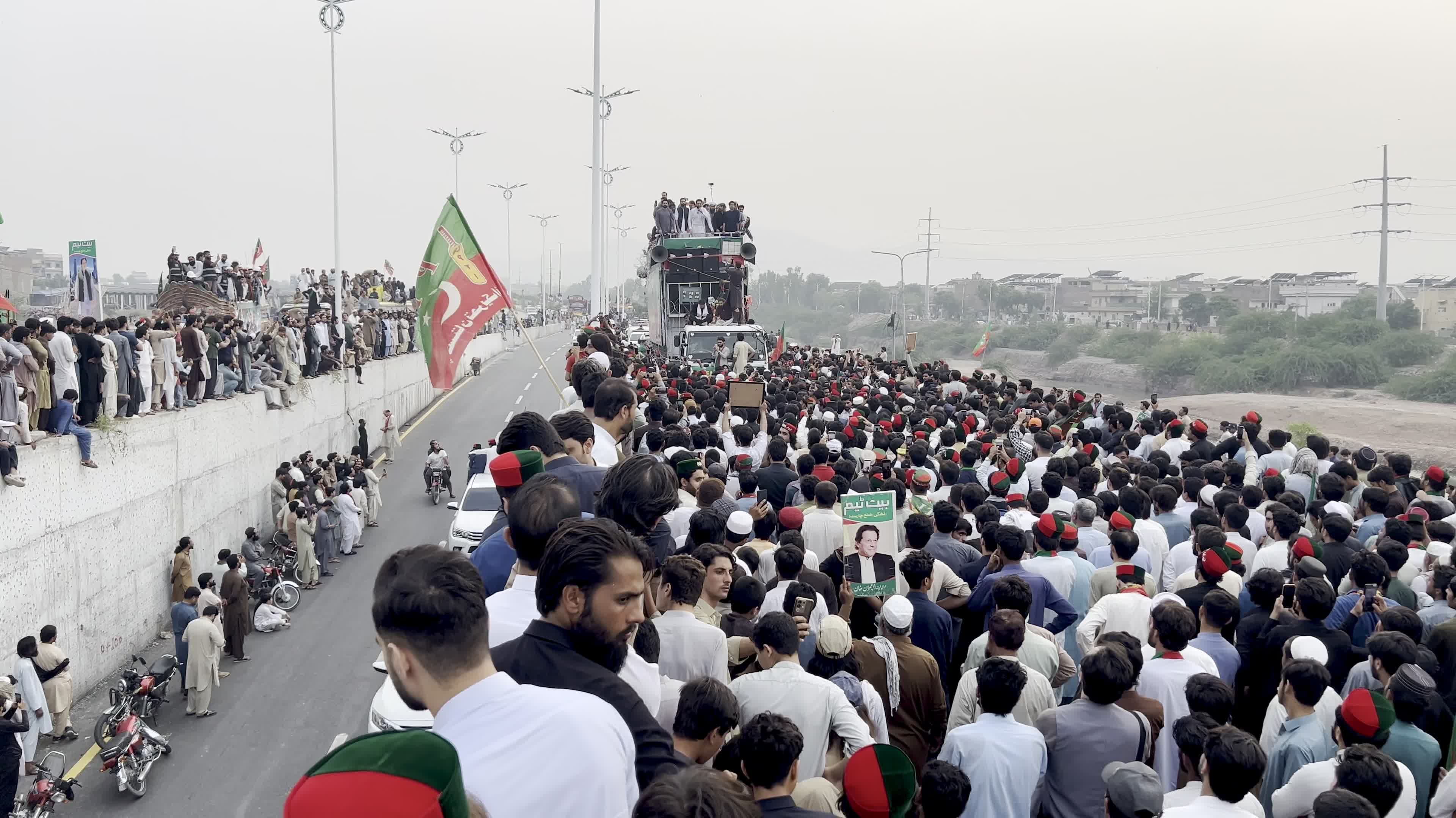 Opposition PTI long march to Islamabad reaches Peshawar