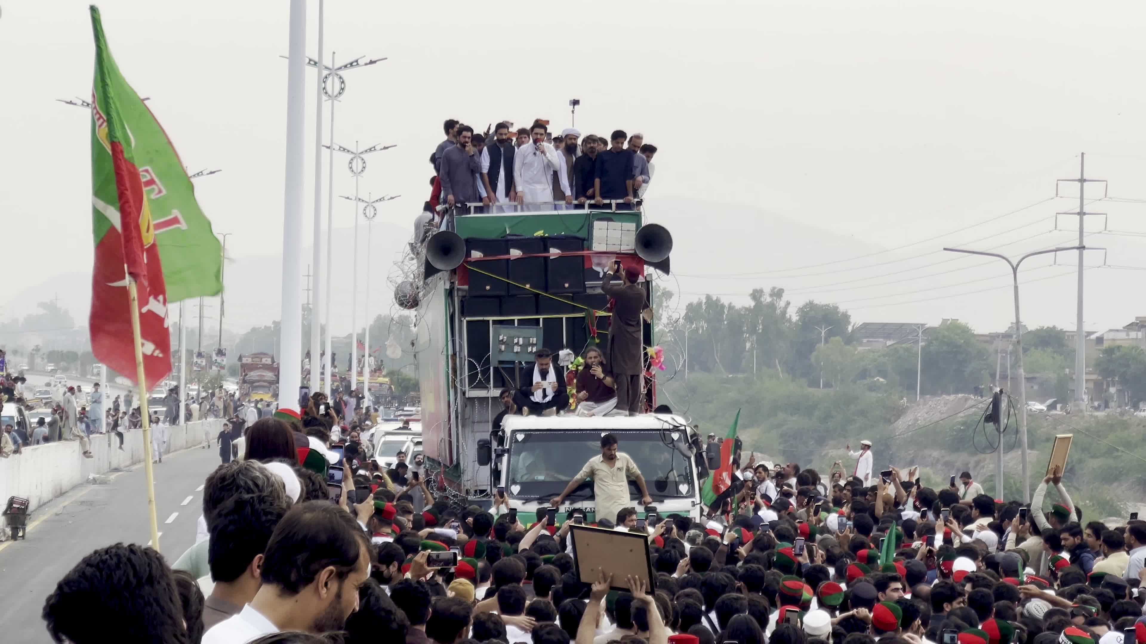 Opposition PTI long march to Islamabad reaches Peshawar
