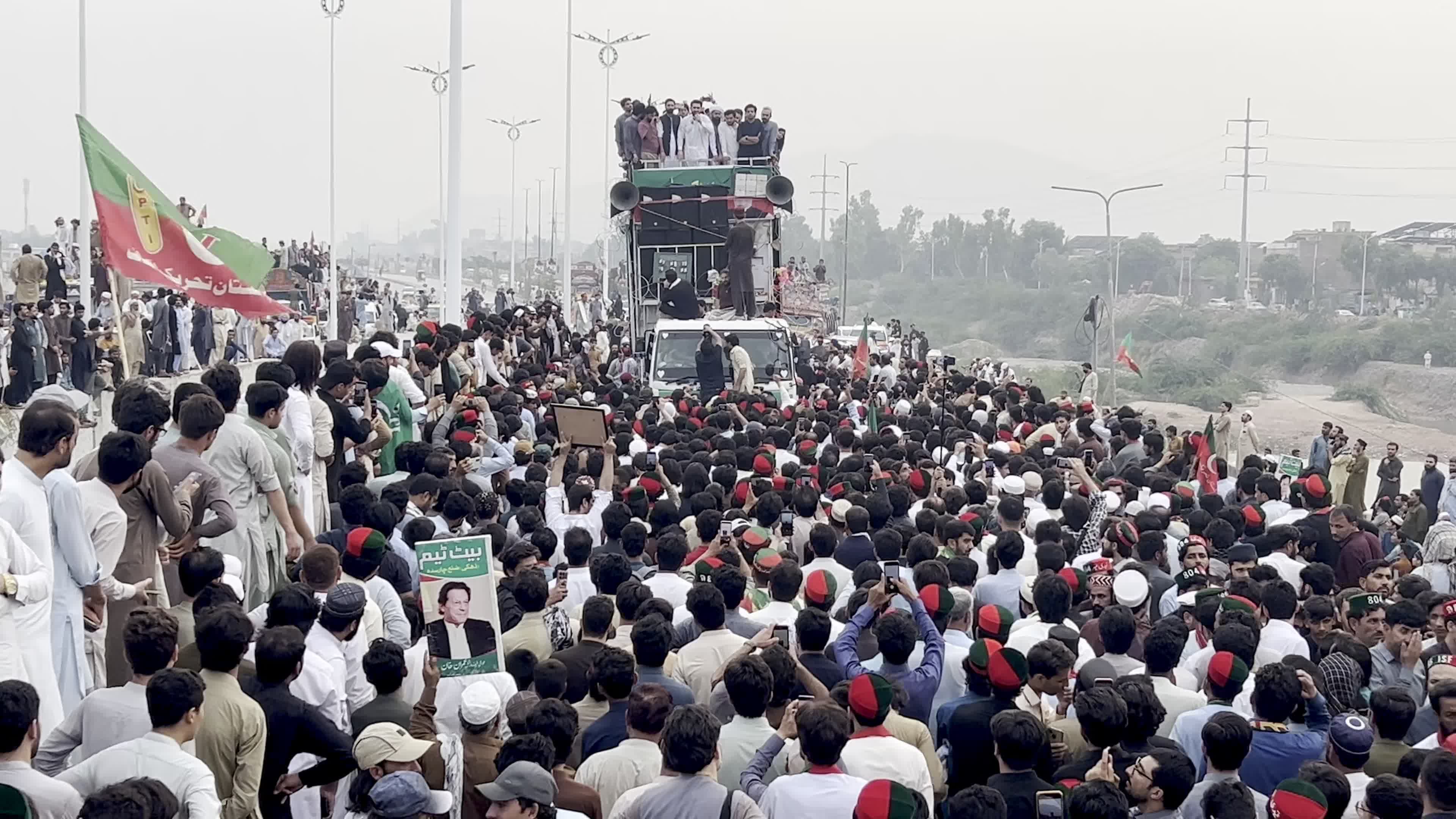 Opposition PTI long march to Islamabad reaches Peshawar