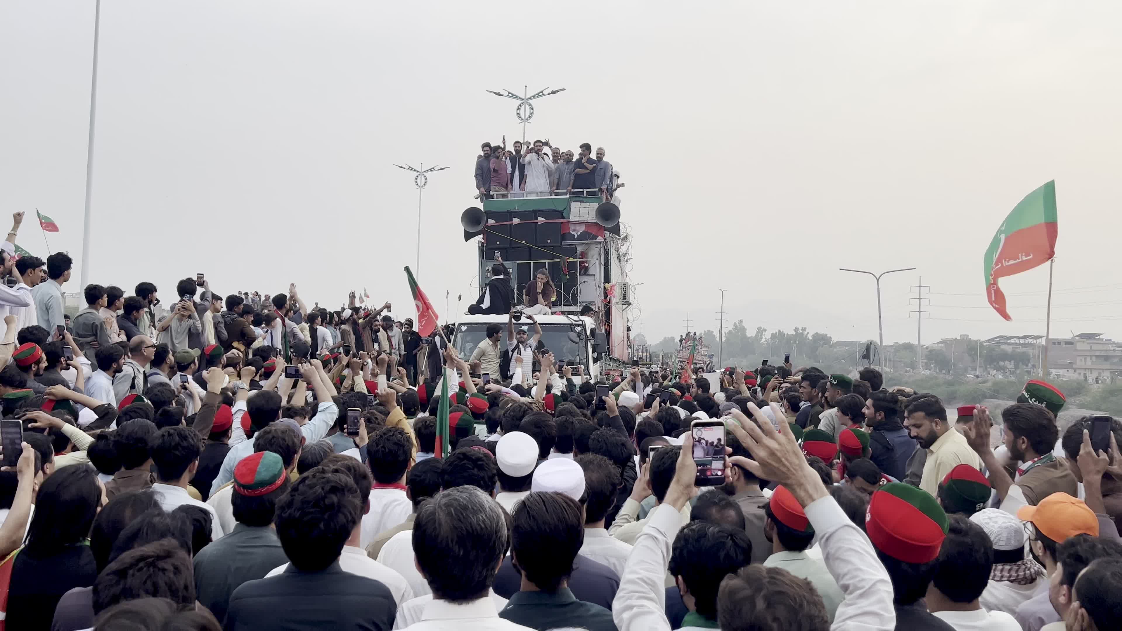 Opposition PTI long march to Islamabad reaches Peshawar