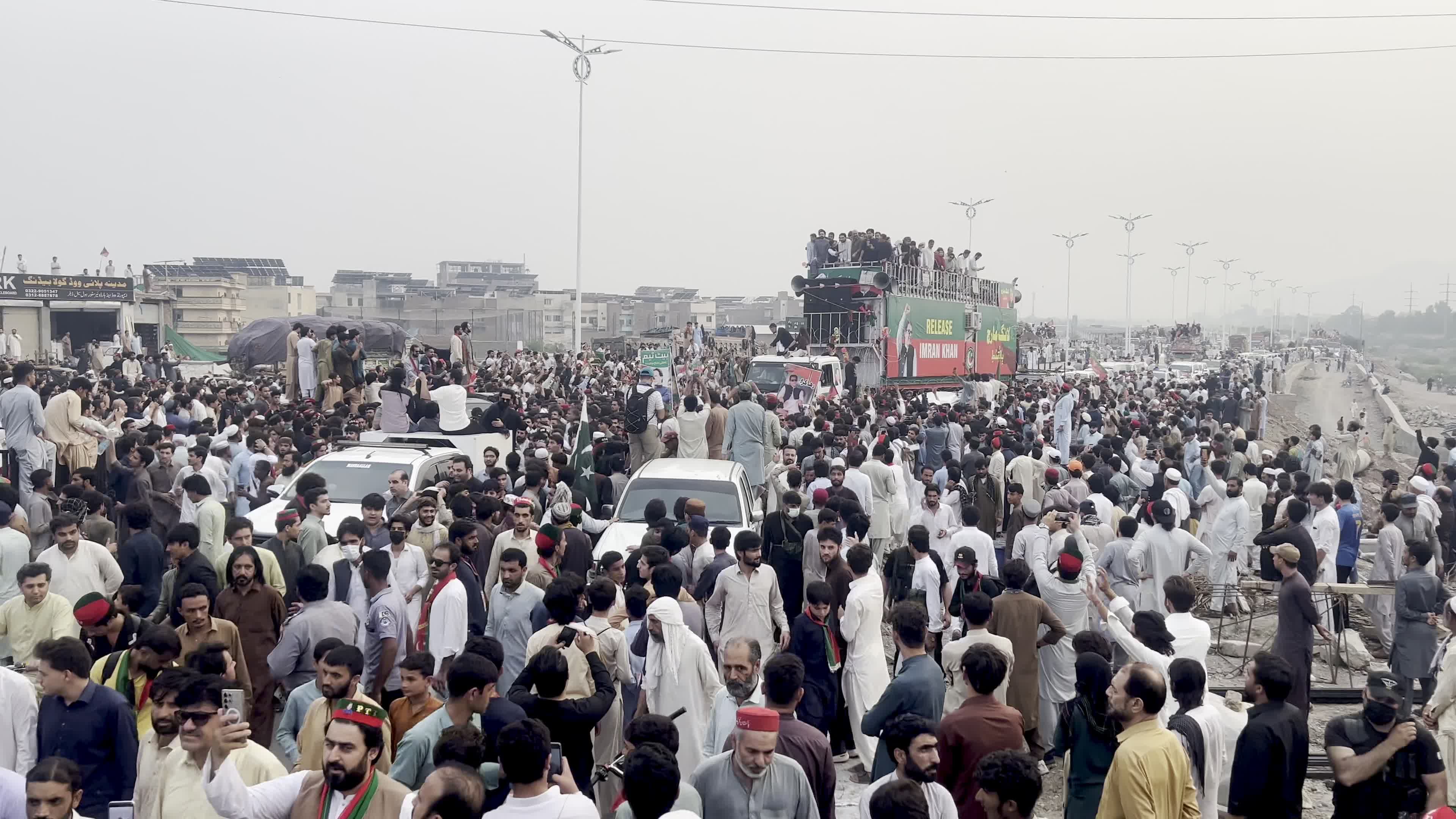 Opposition PTI long march to Islamabad reaches Peshawar