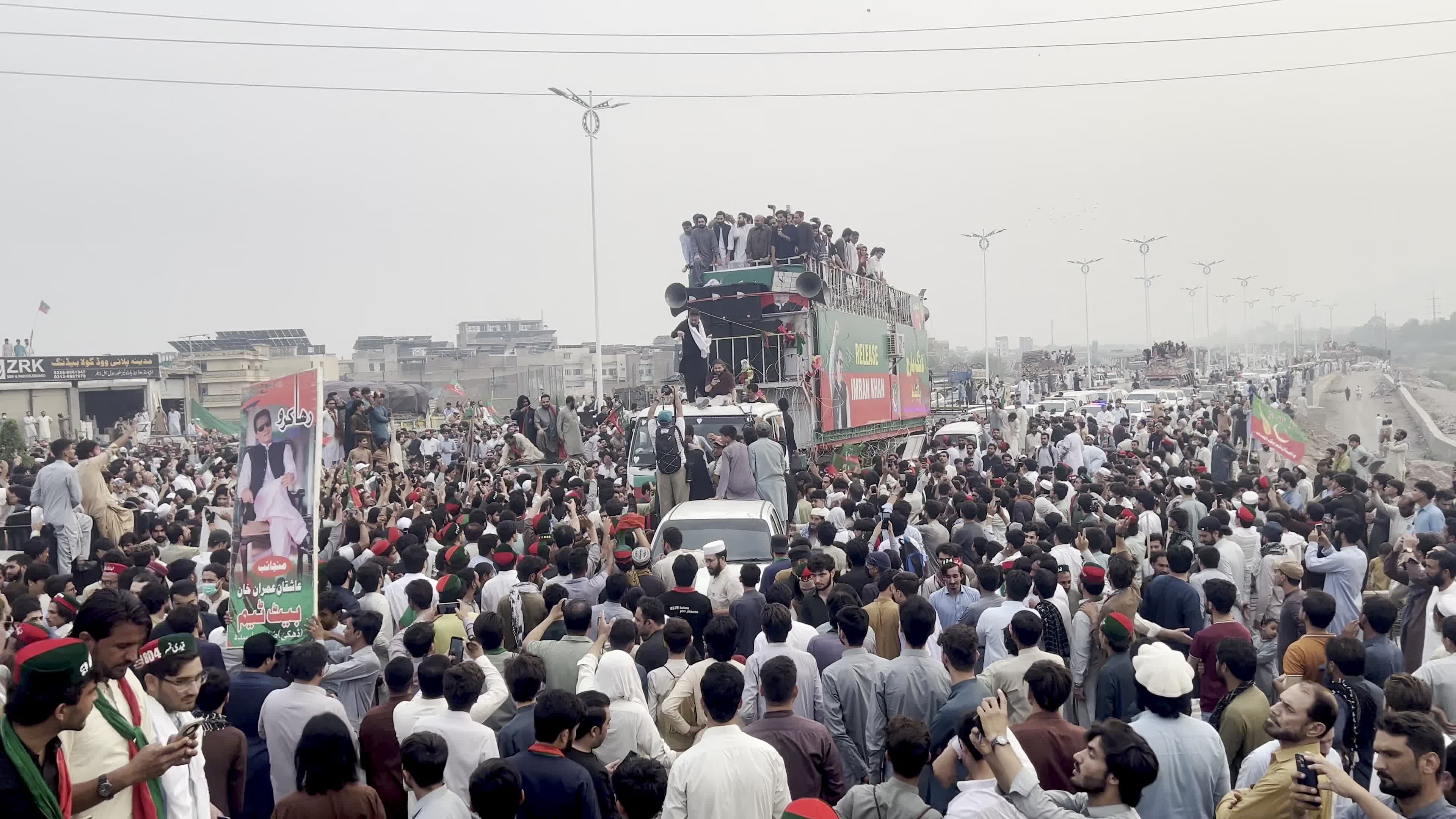 Opposition PTI long march to Islamabad reaches Peshawar