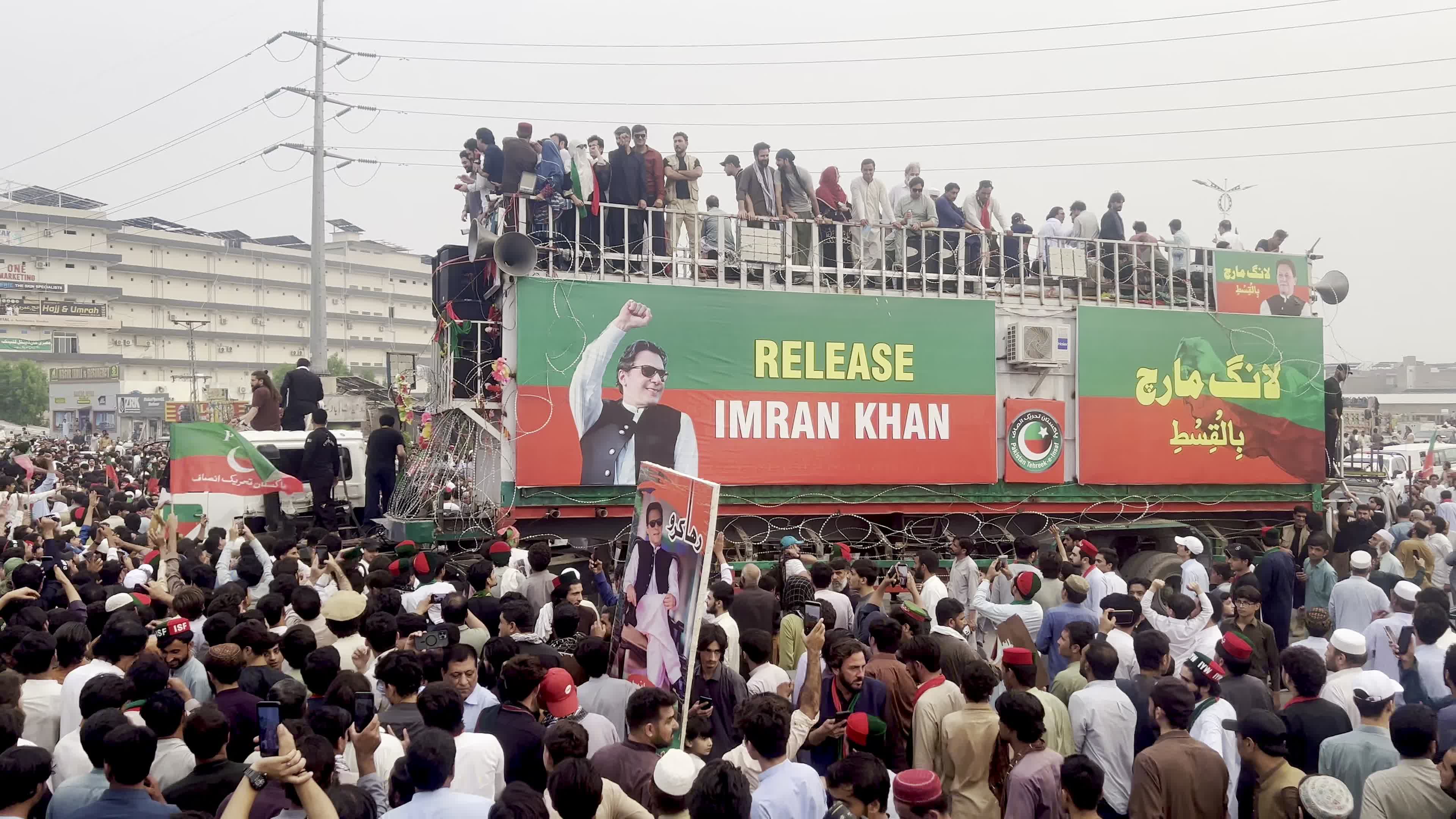 Opposition PTI long march to Islamabad reaches Peshawar