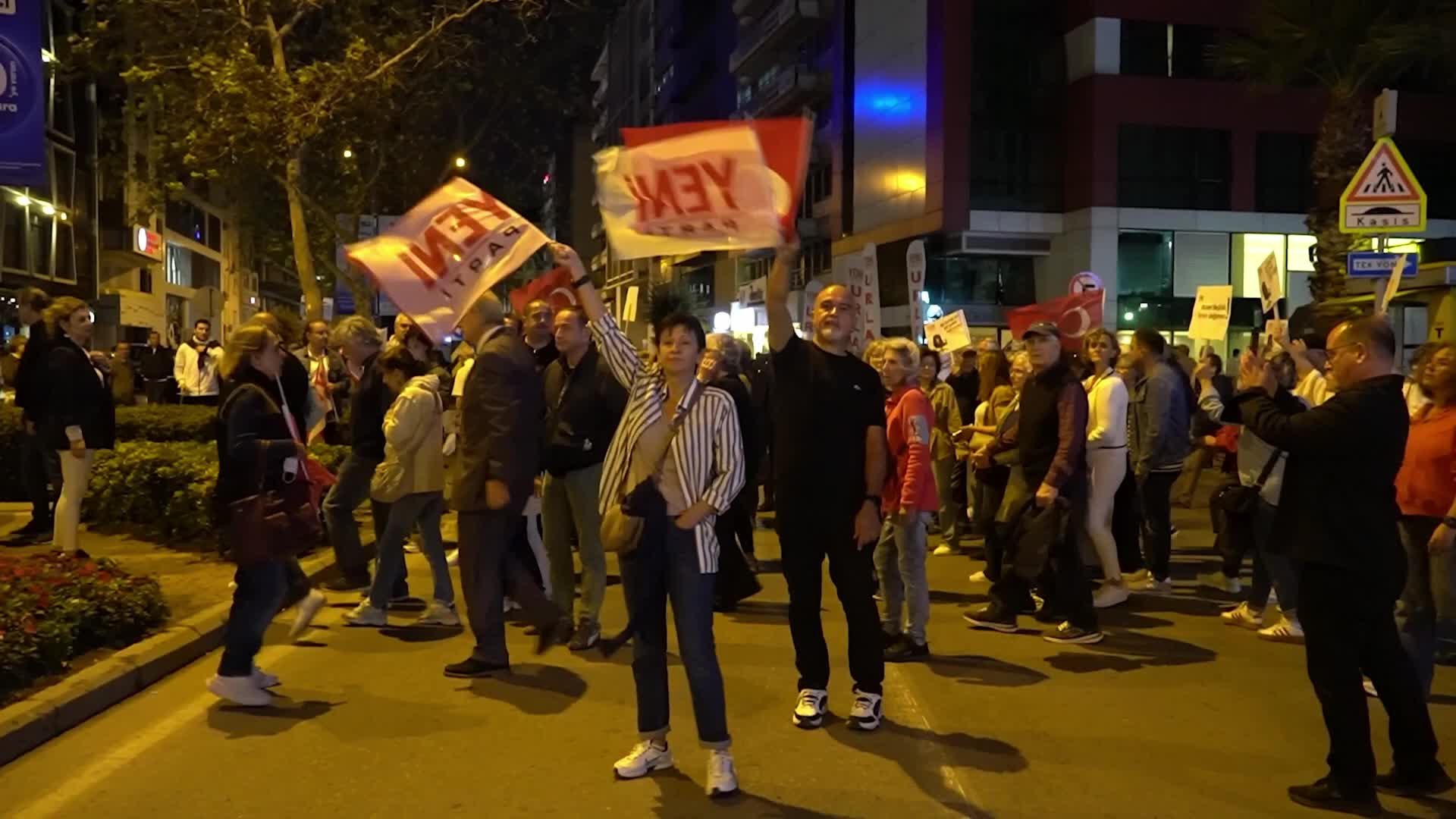 Protests in Izmir after Mayor Cemil Tugay joined AK Party