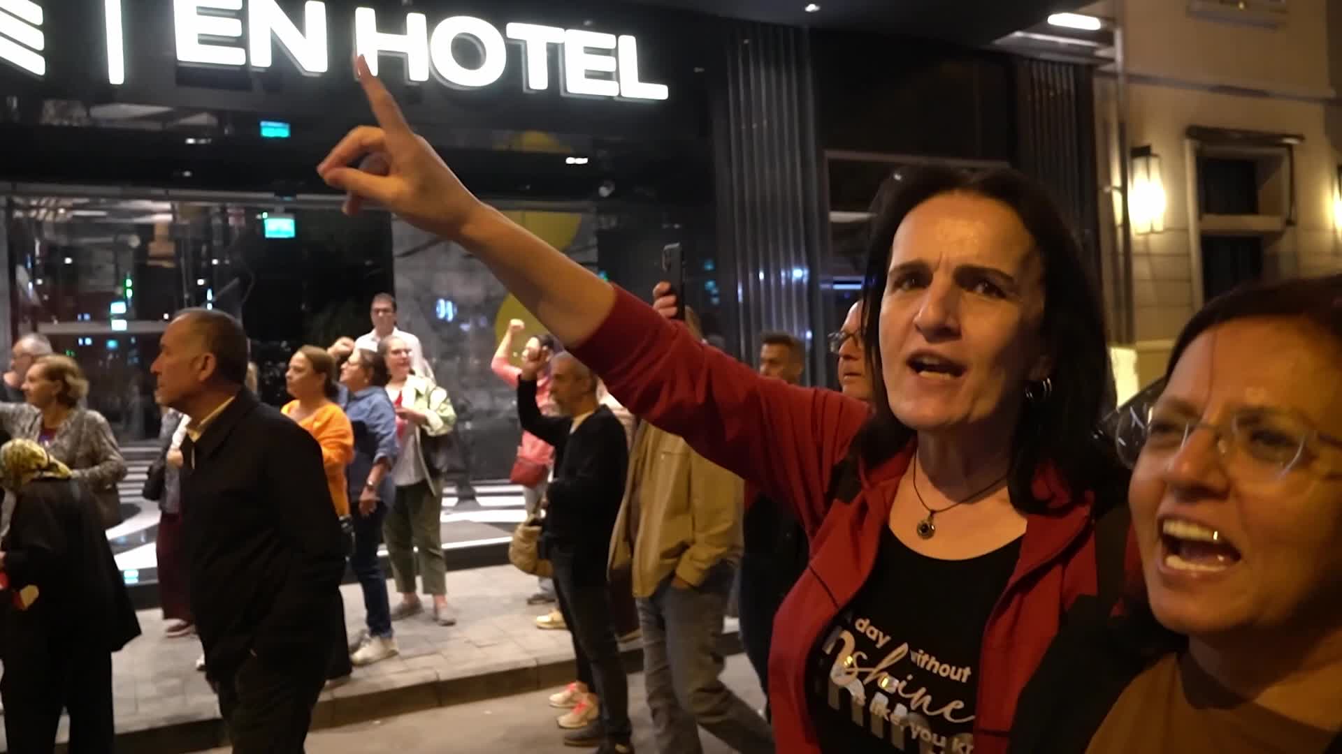 Protests in Izmir after Mayor Cemil Tugay joined AK Party