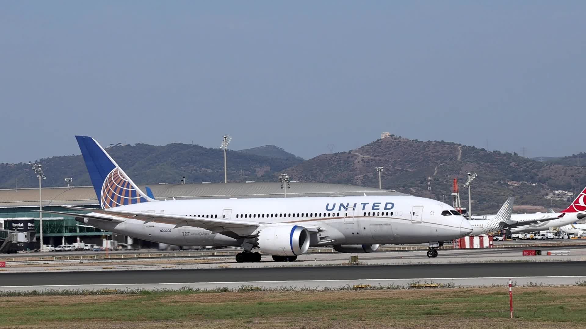 A United Airlines Boeing 787 prepares to takeoff from Barcelona Airport
