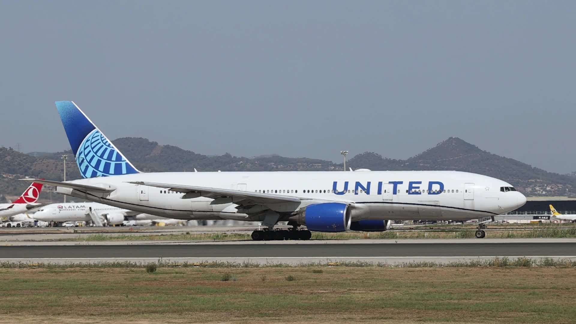 A United Airlines Boeing 777 prepares for takeoff from Barcelona Airport