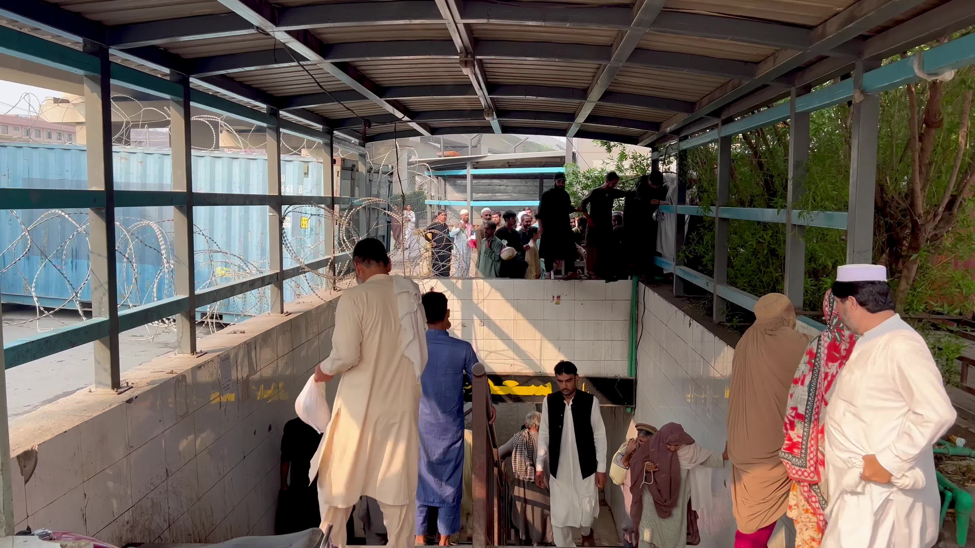 Situation in Peshawar as opposition PTI advances long march toward Islamabad