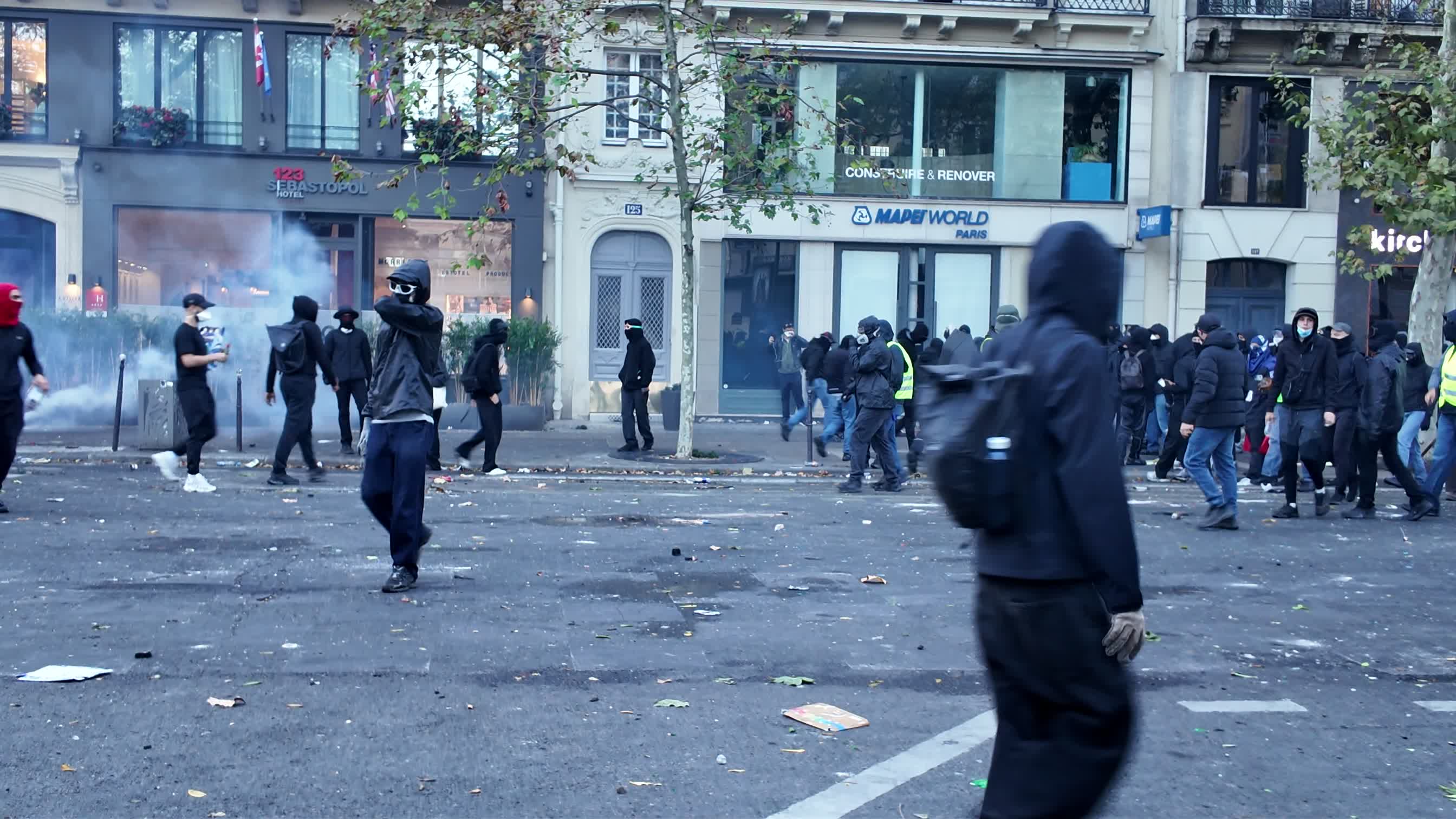 Violents Clashes In Paris During A Demonstration Against The "high Cost Of Living"