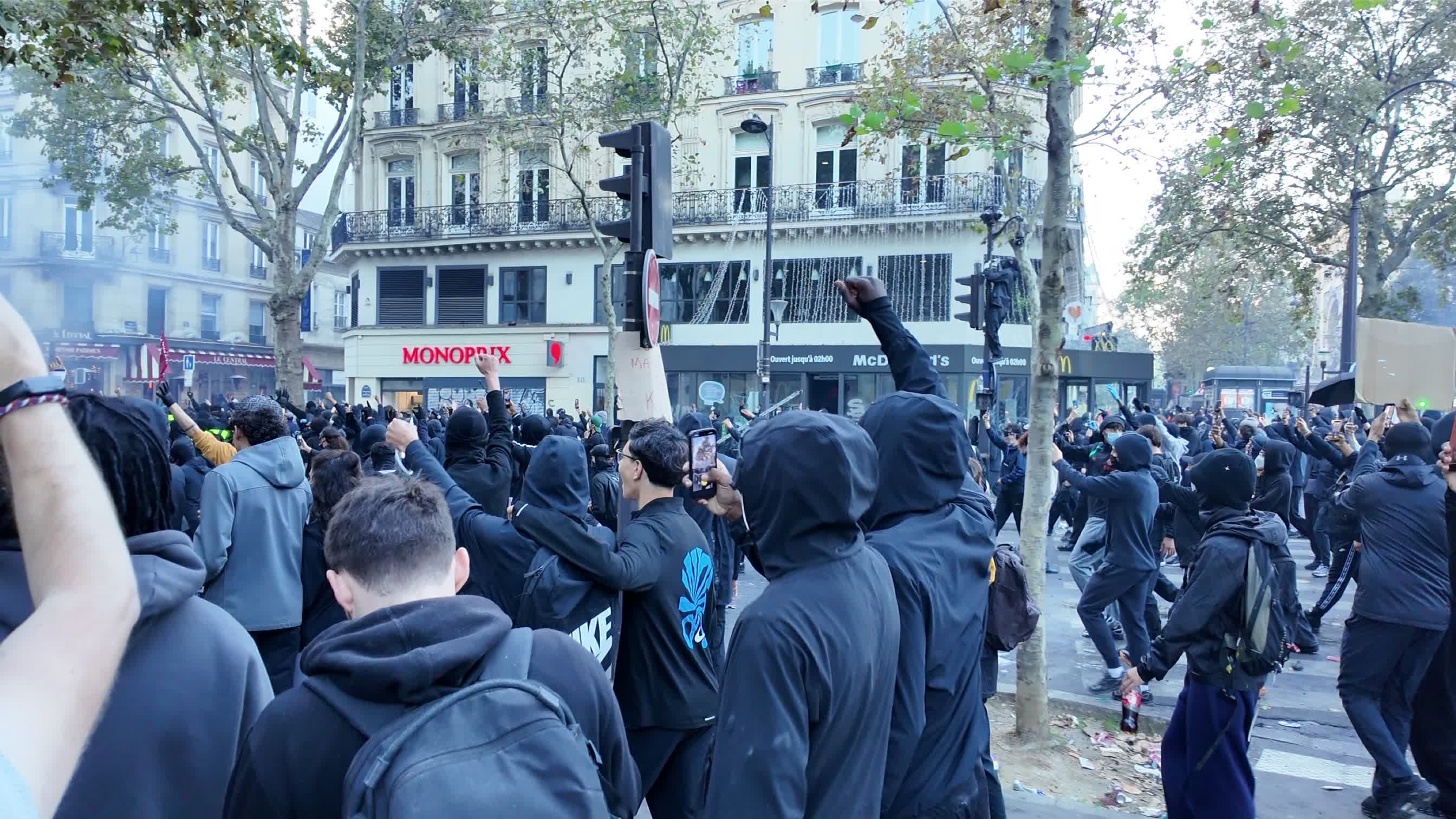 Violents Clashes In Paris During A Demonstration Against The "high Cost Of Living"