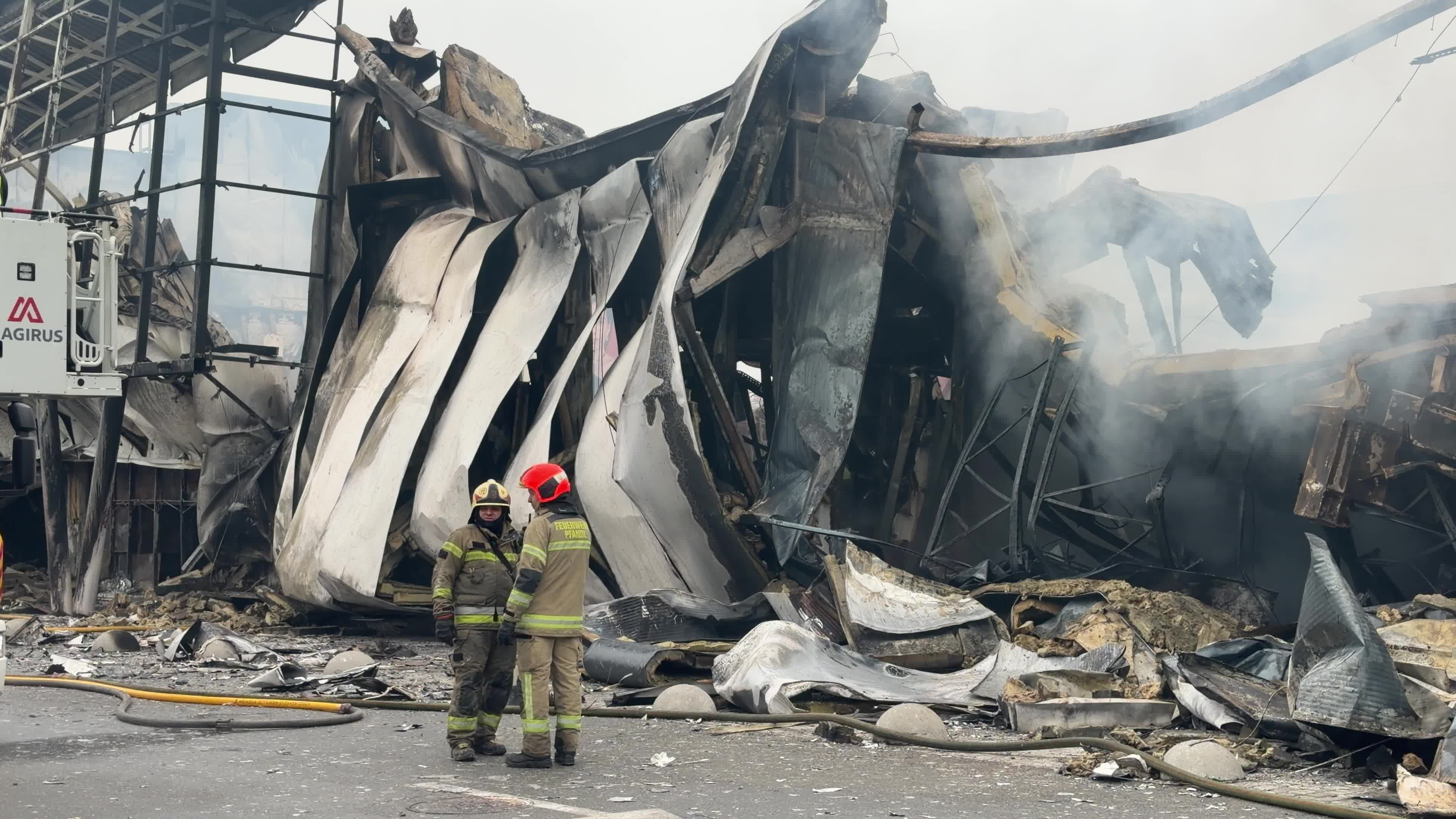The aftermath of a Russian attack on several shopping centers in Kyiv