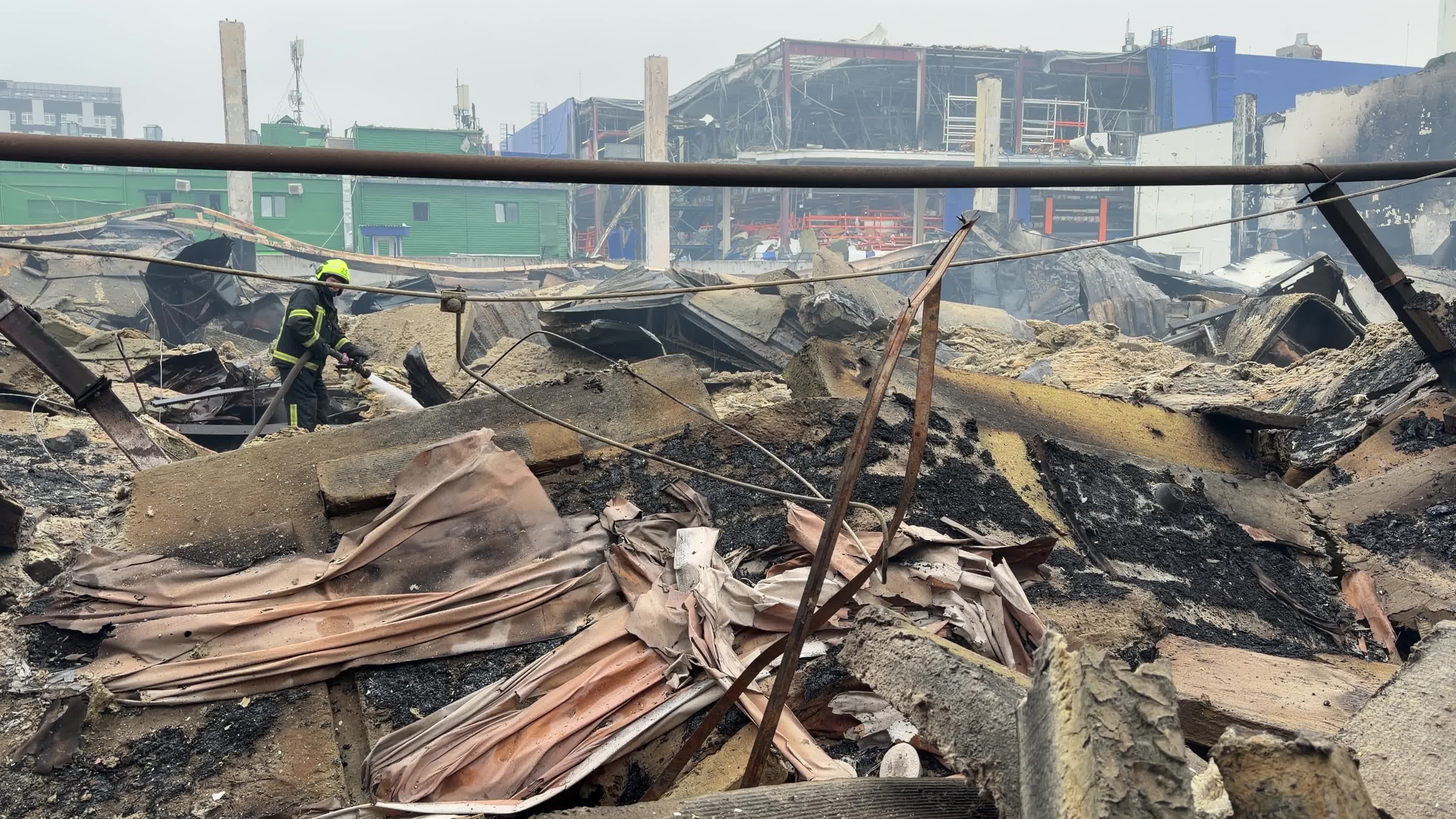 The aftermath of a Russian attack on several shopping centers in Kyiv