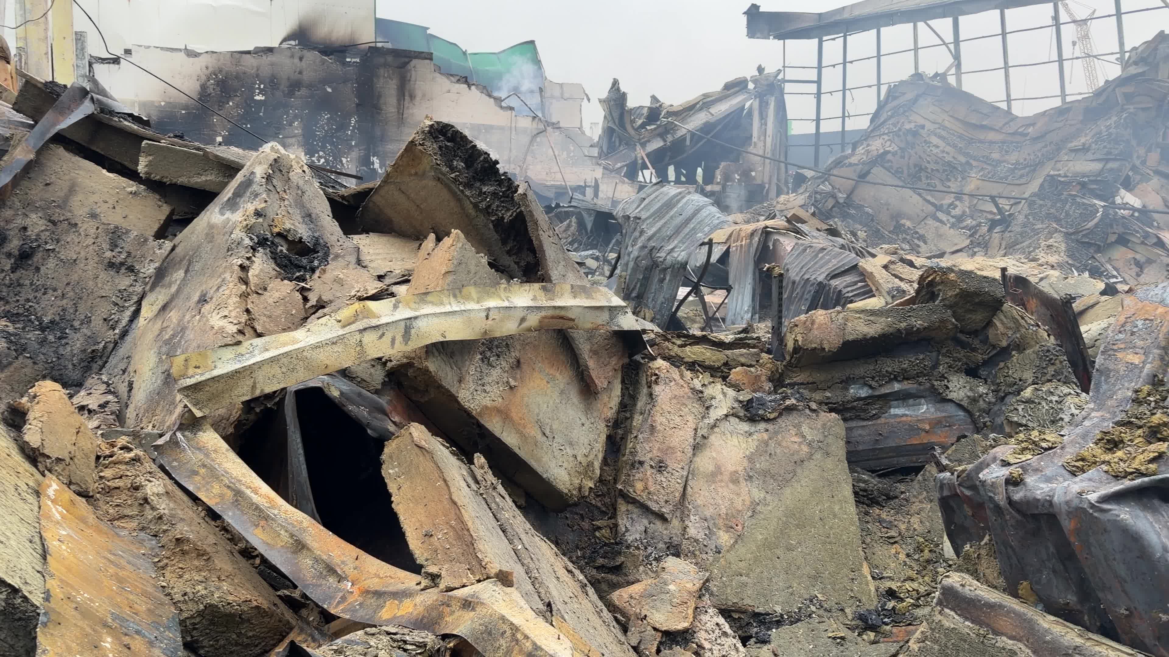 The aftermath of a Russian attack on several shopping centers in Kyiv