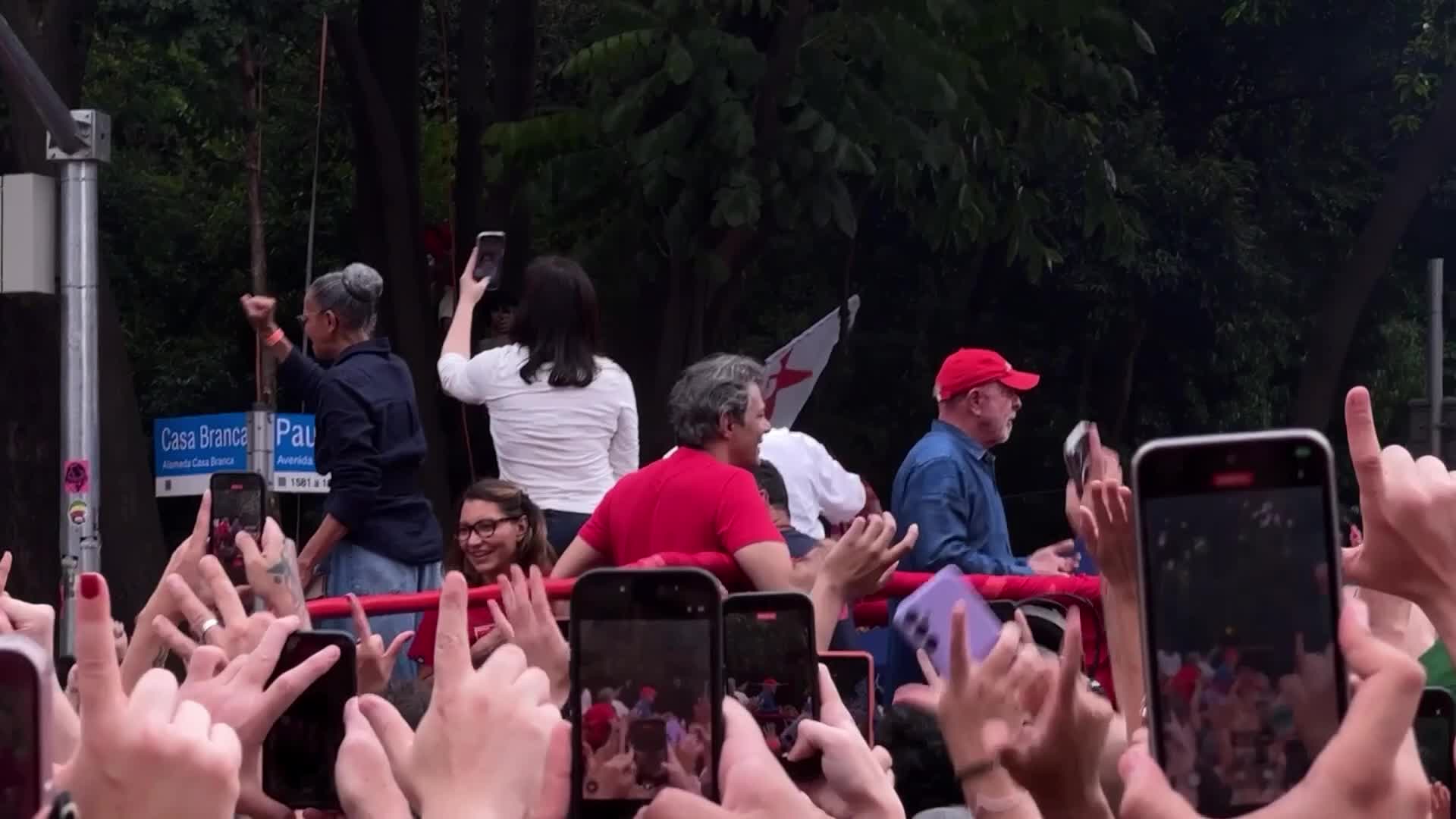Lula and allies ride through crowd at dusk as campaign closes on Paulista Avenue