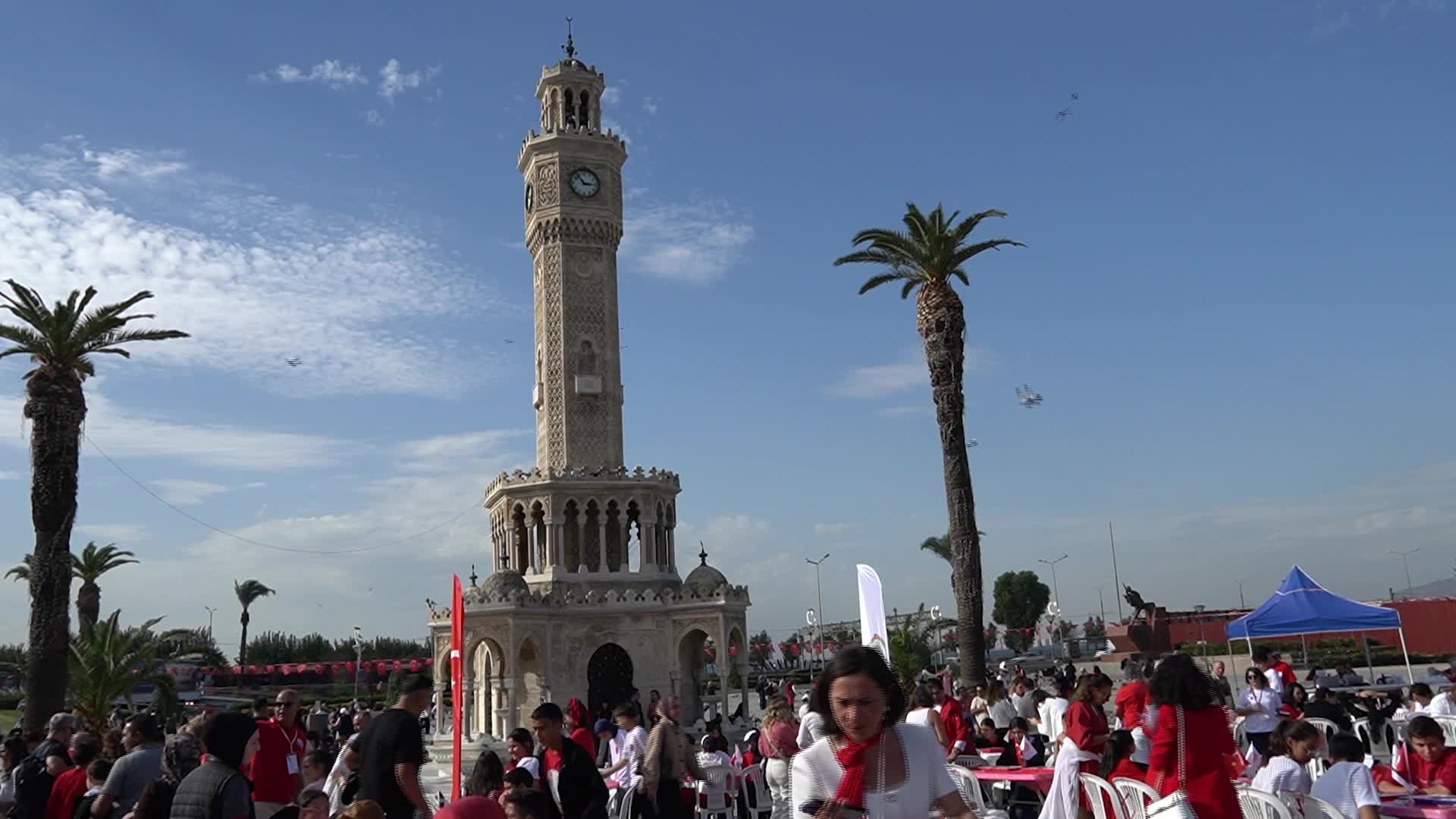 Daily Life and Pedestrians at Konak Square in Izmir - 10/22/2026