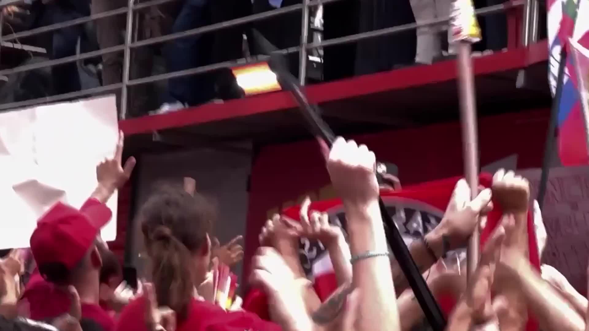 Lula, Alckmin and allies greet supporters from elevated vehicle on Paulista Avenue