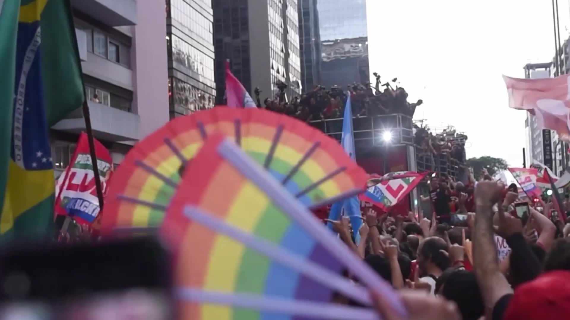 Lula and allies ride through crowd at dusk as campaign closes on Paulista Avenue