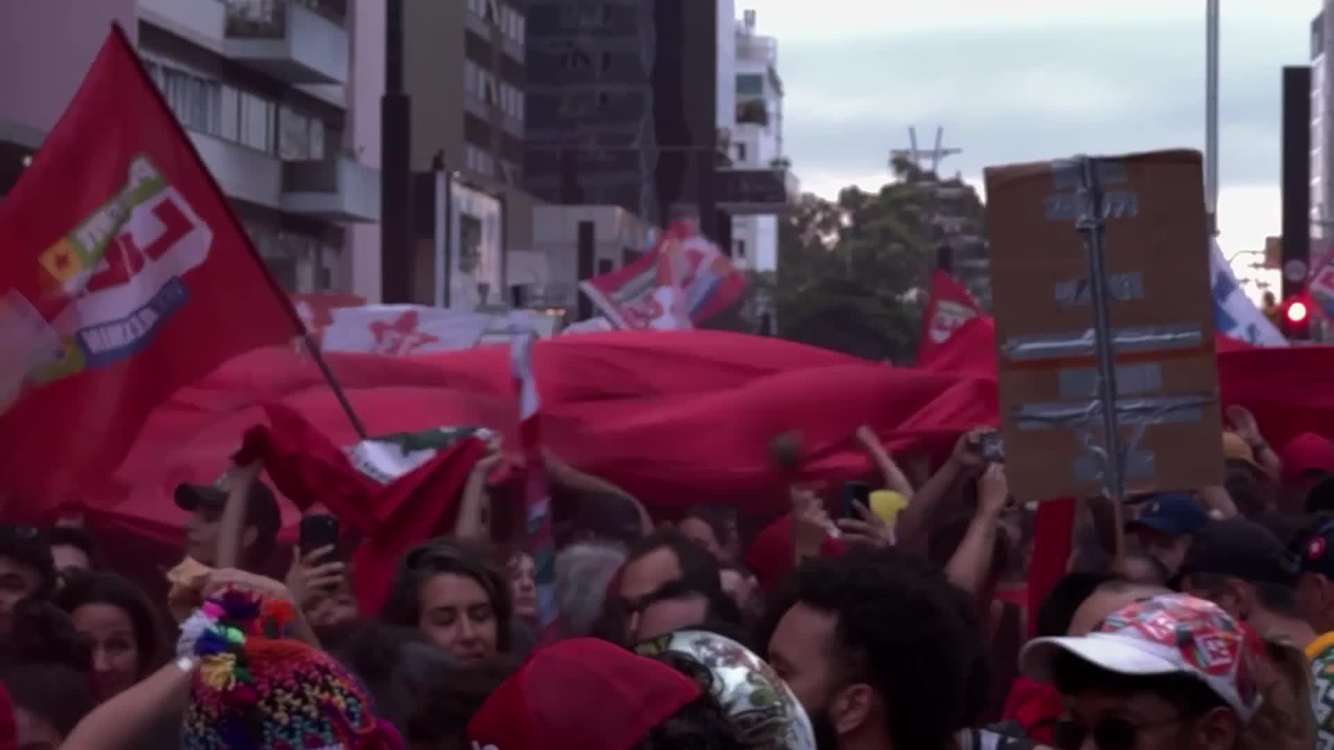Lula and allies ride through crowd at dusk as campaign closes on Paulista Avenue