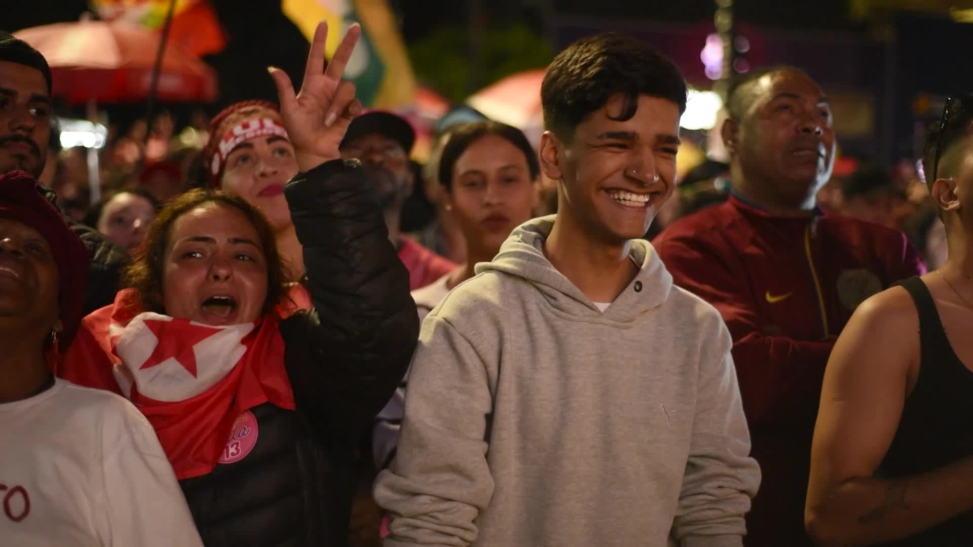 Crowd sings and dances on Paulista Avenue after Lula wins fourth term