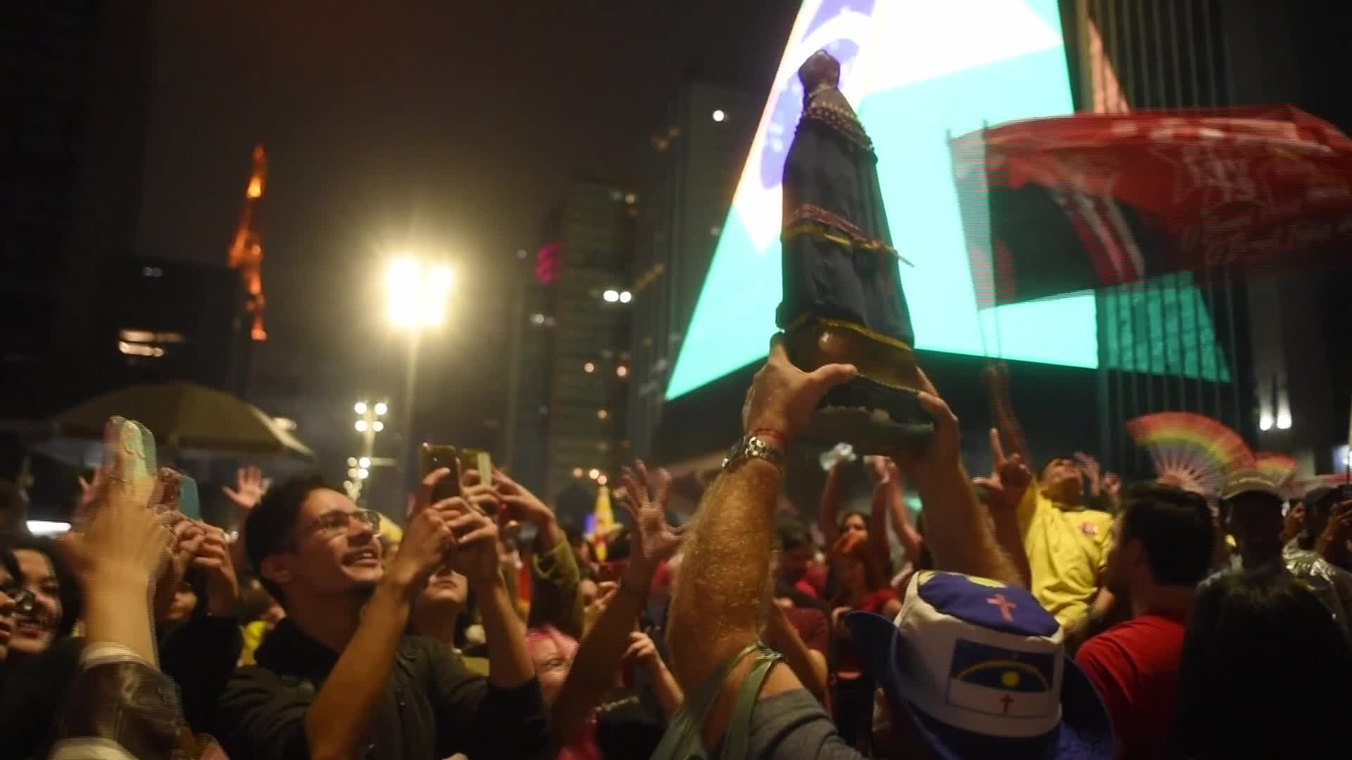 Our Lady of Aparecida raised over crowd as Lula supporters celebrate reelection - 10/30/2022