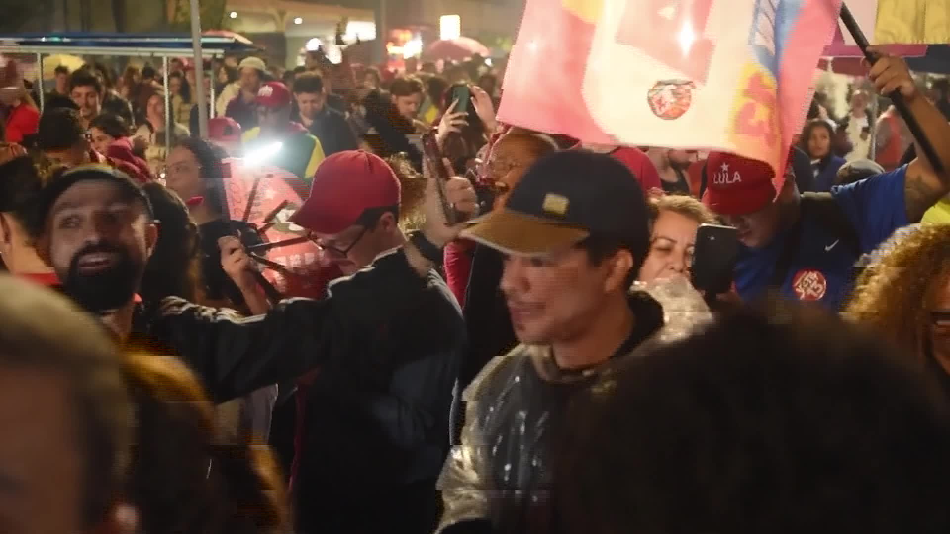 Lula supporters dance to saxophone and pack subway station as celebration spread - 10/25/2026