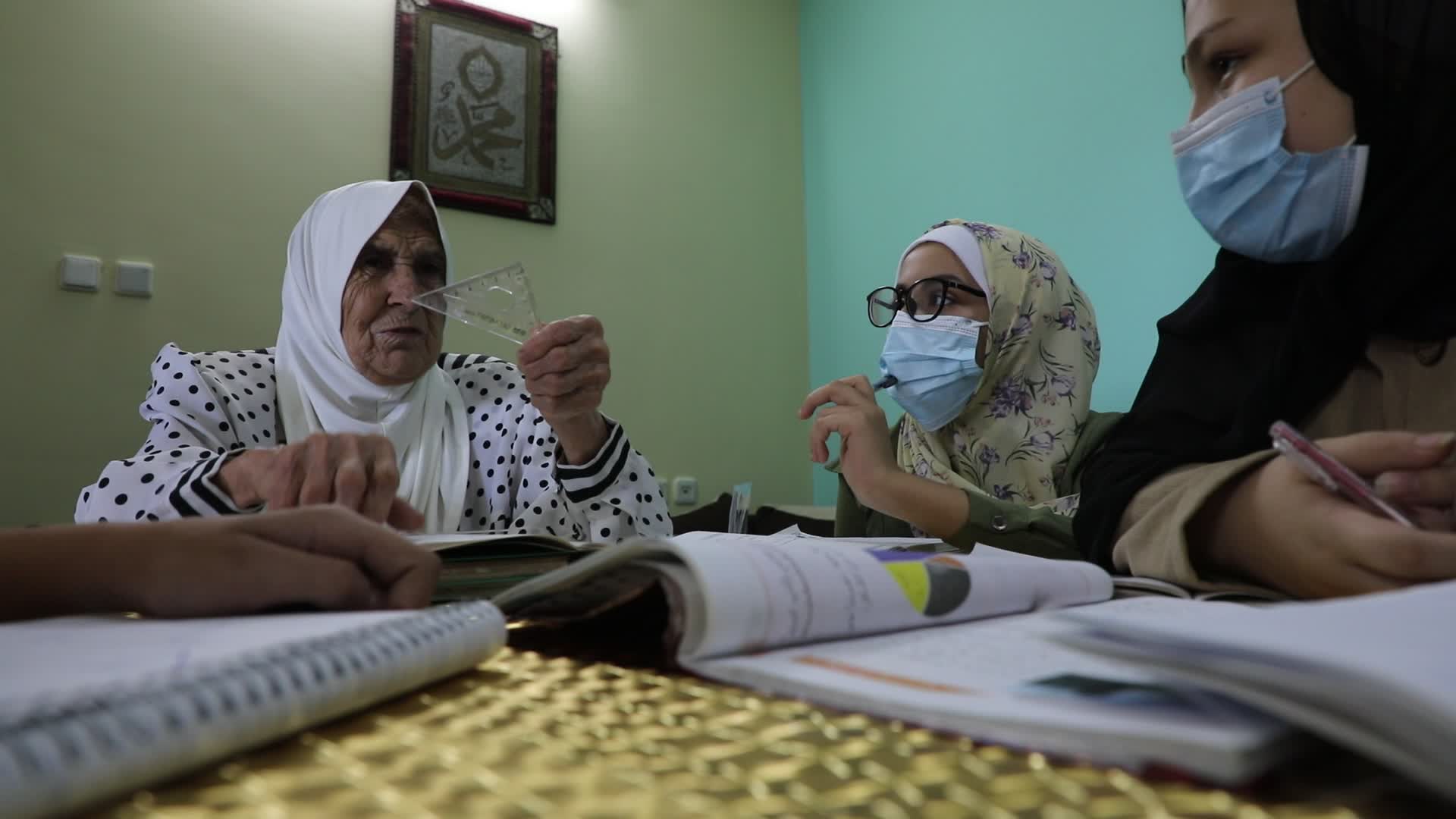 80-year teacher teach to students amid the COVID-19 pandemic in Gaza