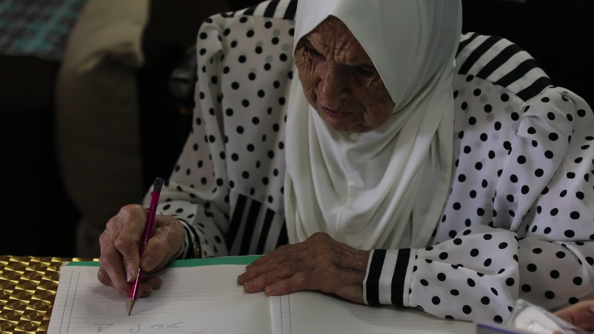 80-year teacher teach to students amid the COVID-19 pandemic in Gaza