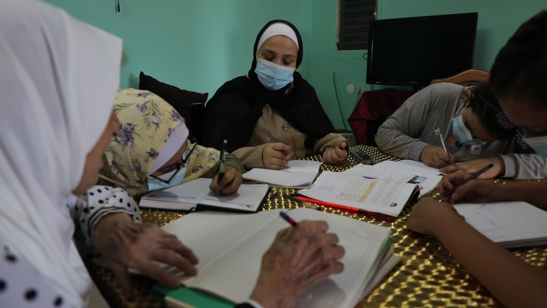 80-year teacher teach to students amid the COVID-19 pandemic in Gaza