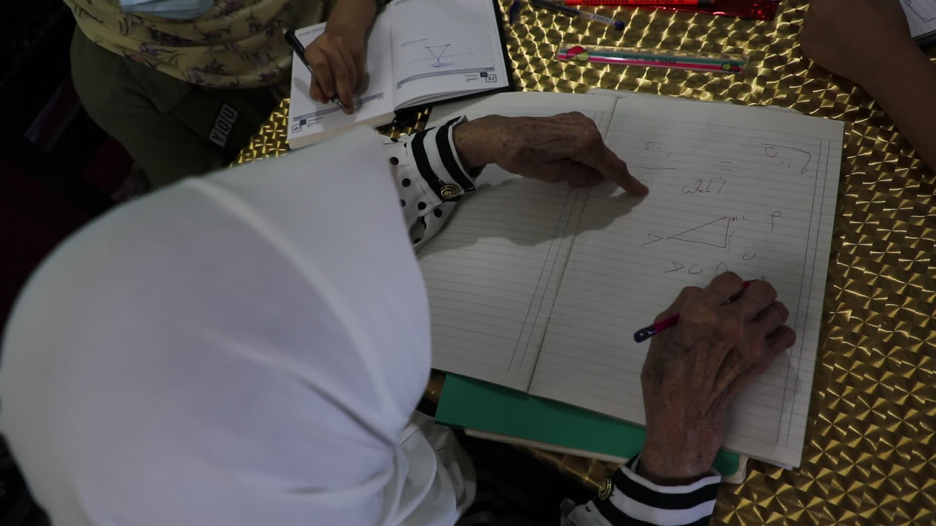 80-year teacher teach to students amid the COVID-19 pandemic in Gaza