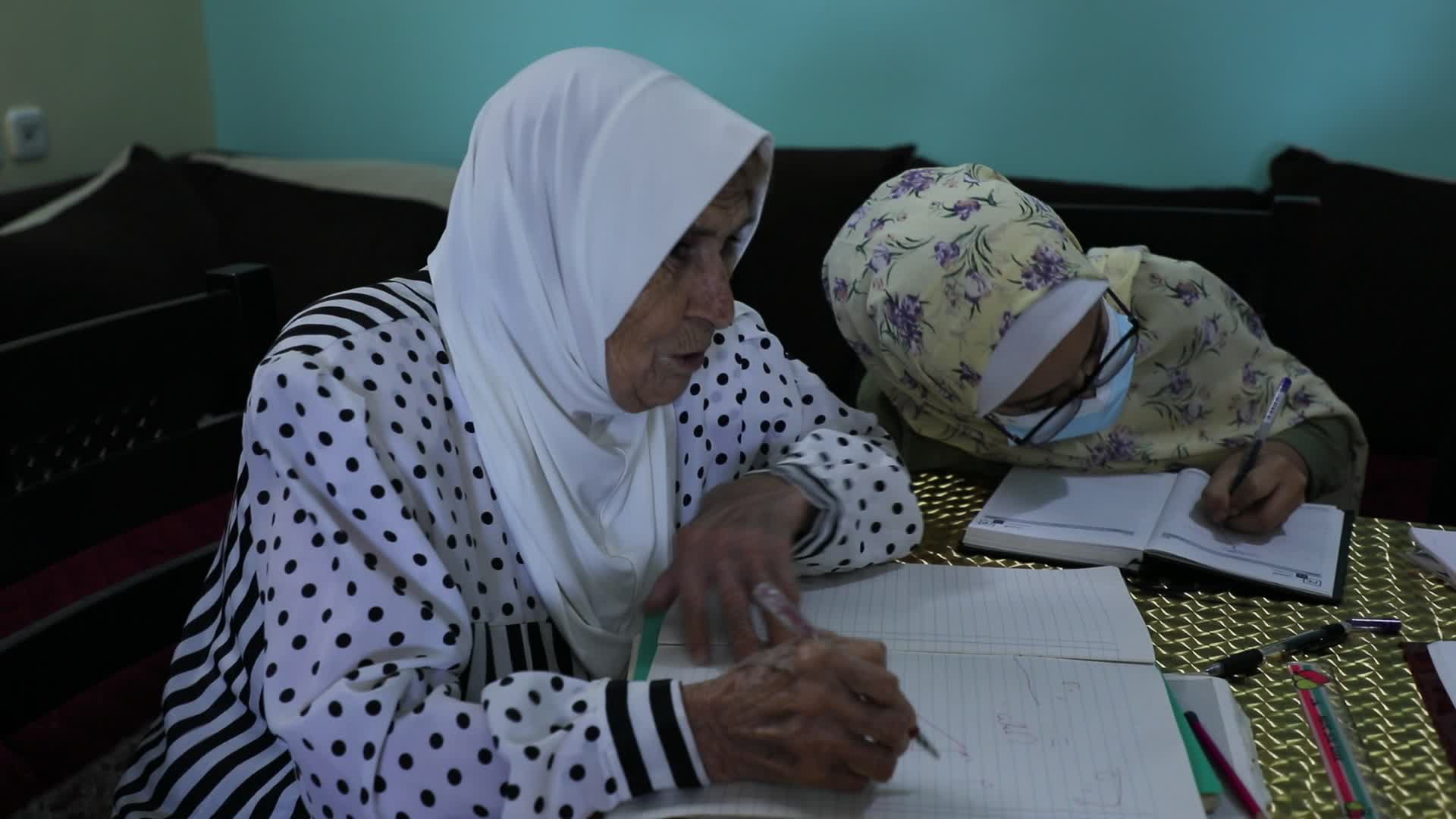 80-year teacher teach to students amid the COVID-19 pandemic in Gaza