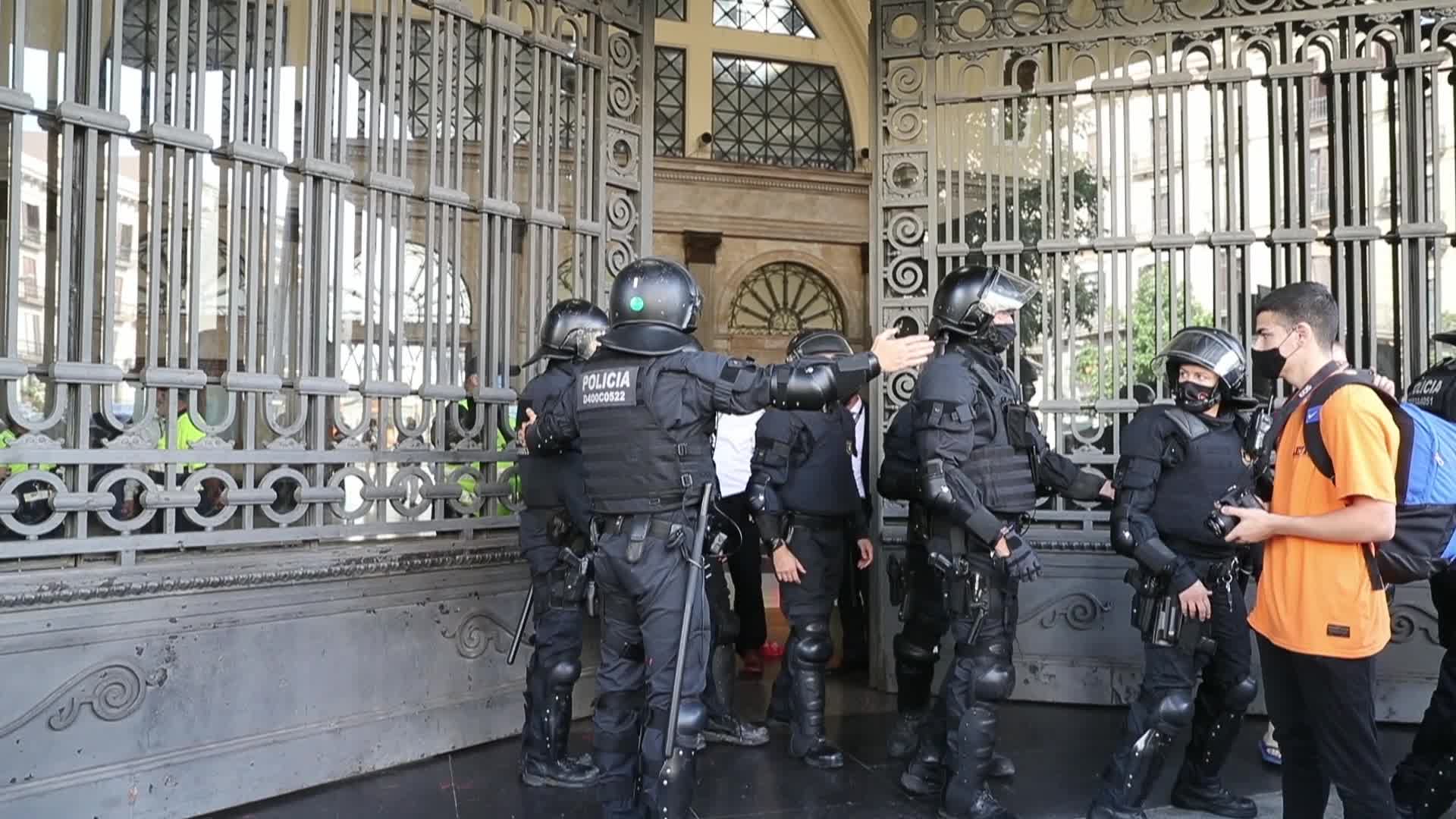 Protest for the visit of King Felipe and President Pedro Sanchez in Barcelona