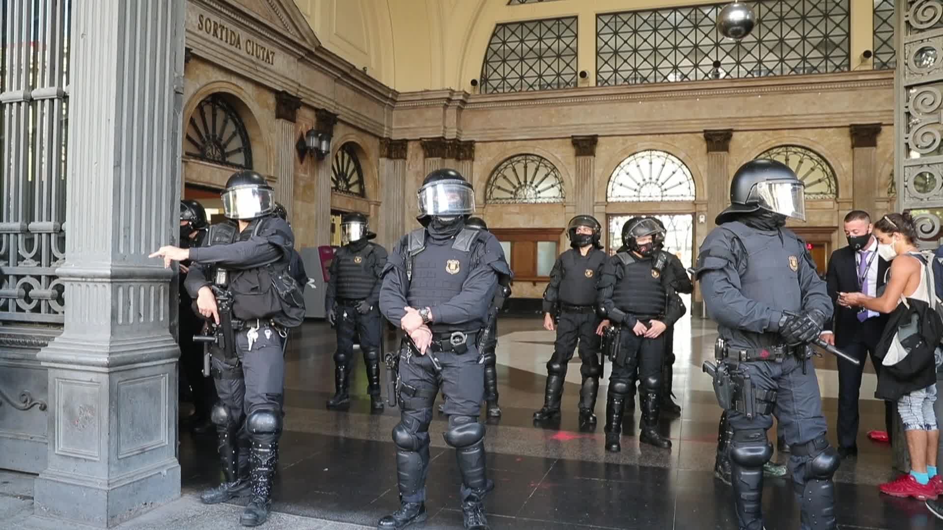 Protest for the visit of King Felipe and President Pedro Sanchez in Barcelona