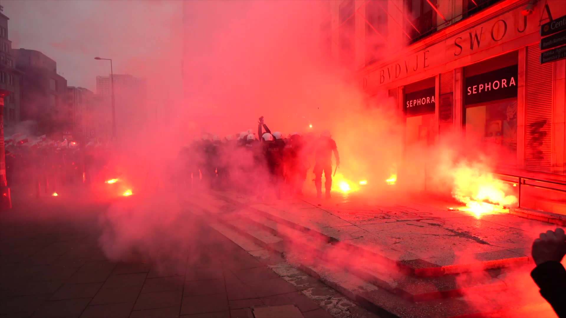 Violence erupts at Polish Independence Day march